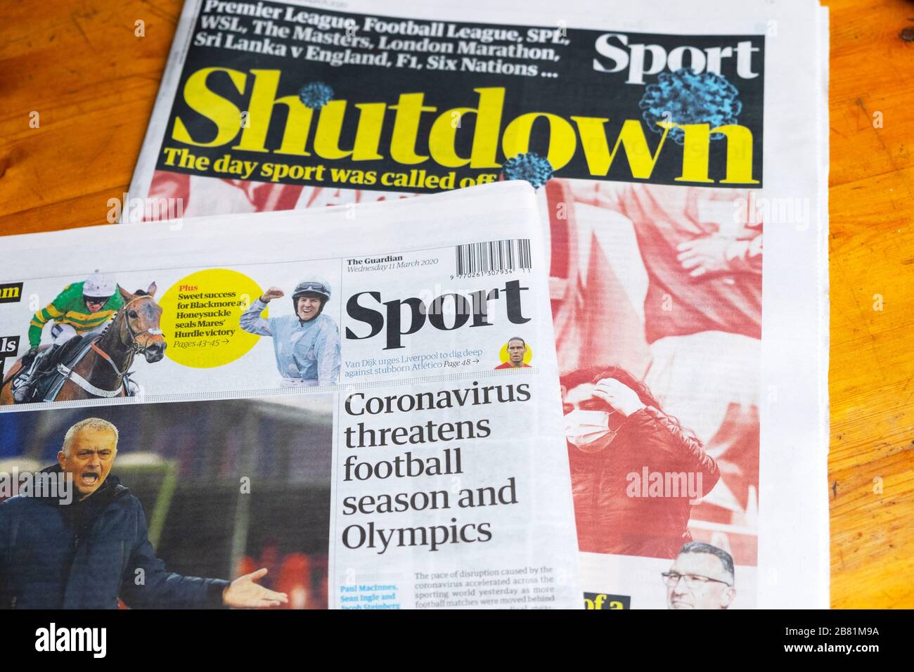 Shutdown Sport Section "Coronavirus amenaza la temporada de fútbol y las Olimpiadas" en los periódicos Guardian marzo 2020 Londres Inglaterra Reino Unido Foto de stock