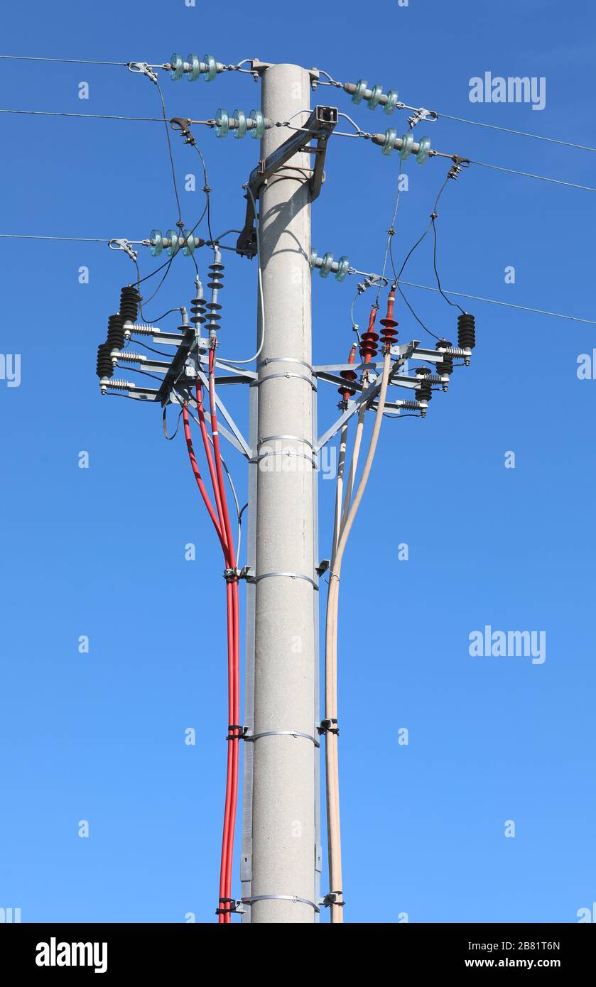 polo con interruptor eléctrico para intervenciones en cables eléctricos de alta  tensión Fotografía de stock - Alamy