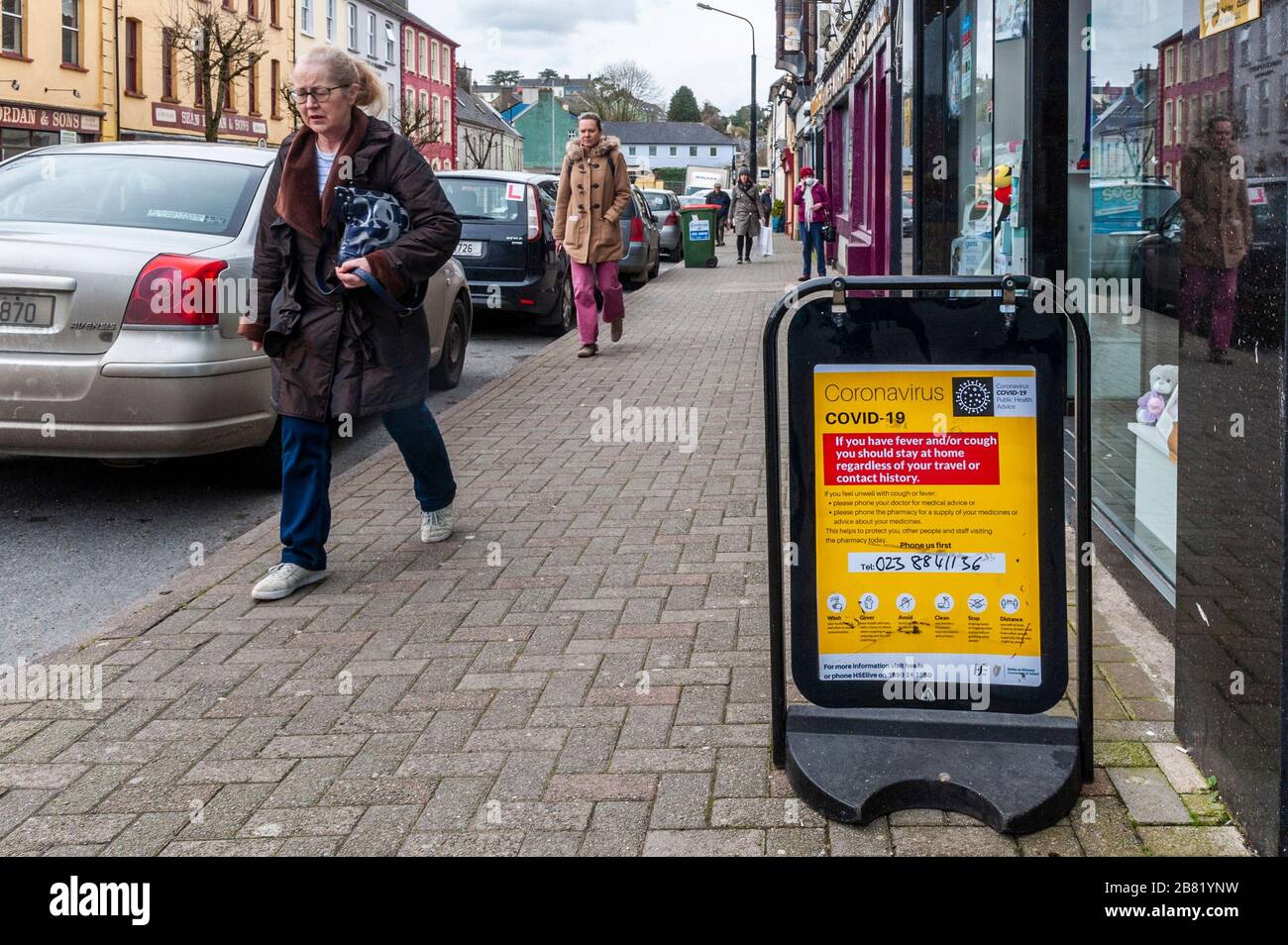 Bandon, West Cork, Irlanda. 19 de marzo de 2020. Un cartel de información COVID-19 en Bandon High Street hoy. Muchas tiendas en Bandon estaban cerradas hoy, pero muchos compradores estaban abasteciendo para arriba en mercancías. Crédito: Andy Gibson/Alamy Live News Foto de stock