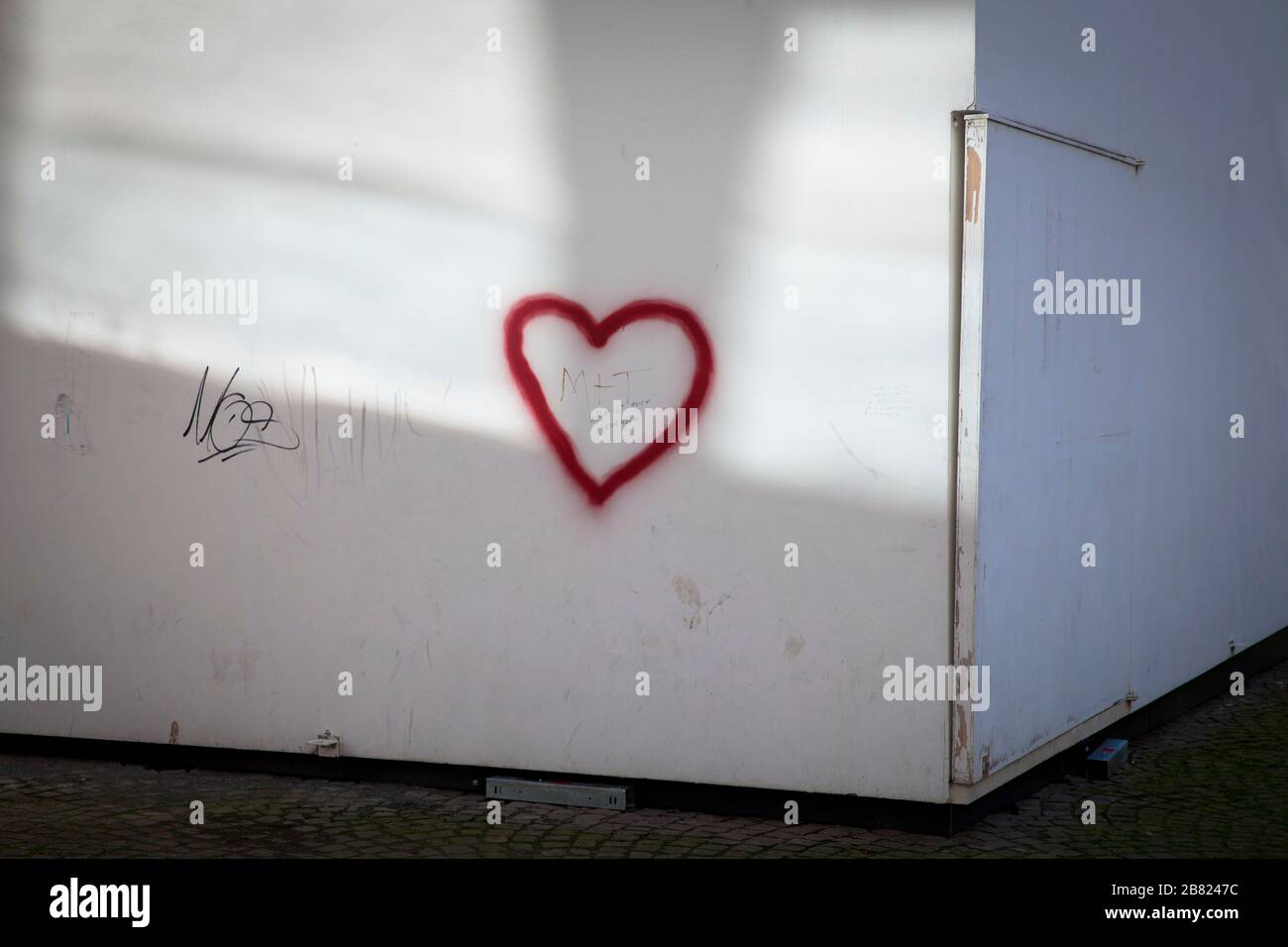 Corazón de graffiti en el cubo de la Casa de la Arquitectura en la plaza Josef-Haubrich-Hof, Colonia, Alemania. Graffitiherz auf dem Kubus des Hauss der Foto de stock