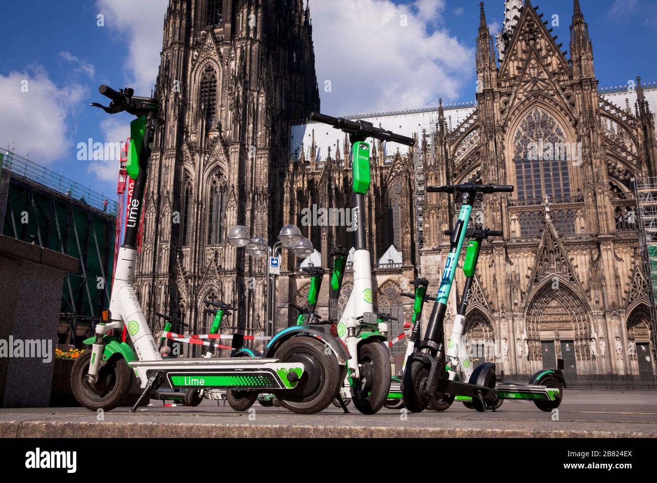 Lime-S scooters eléctricos para alquilar frente a la catedral, Colonia, Alemania. Lime-S Elektroscooters zum mieten vor dem Dom, Koeln, Deutschland. Foto de stock