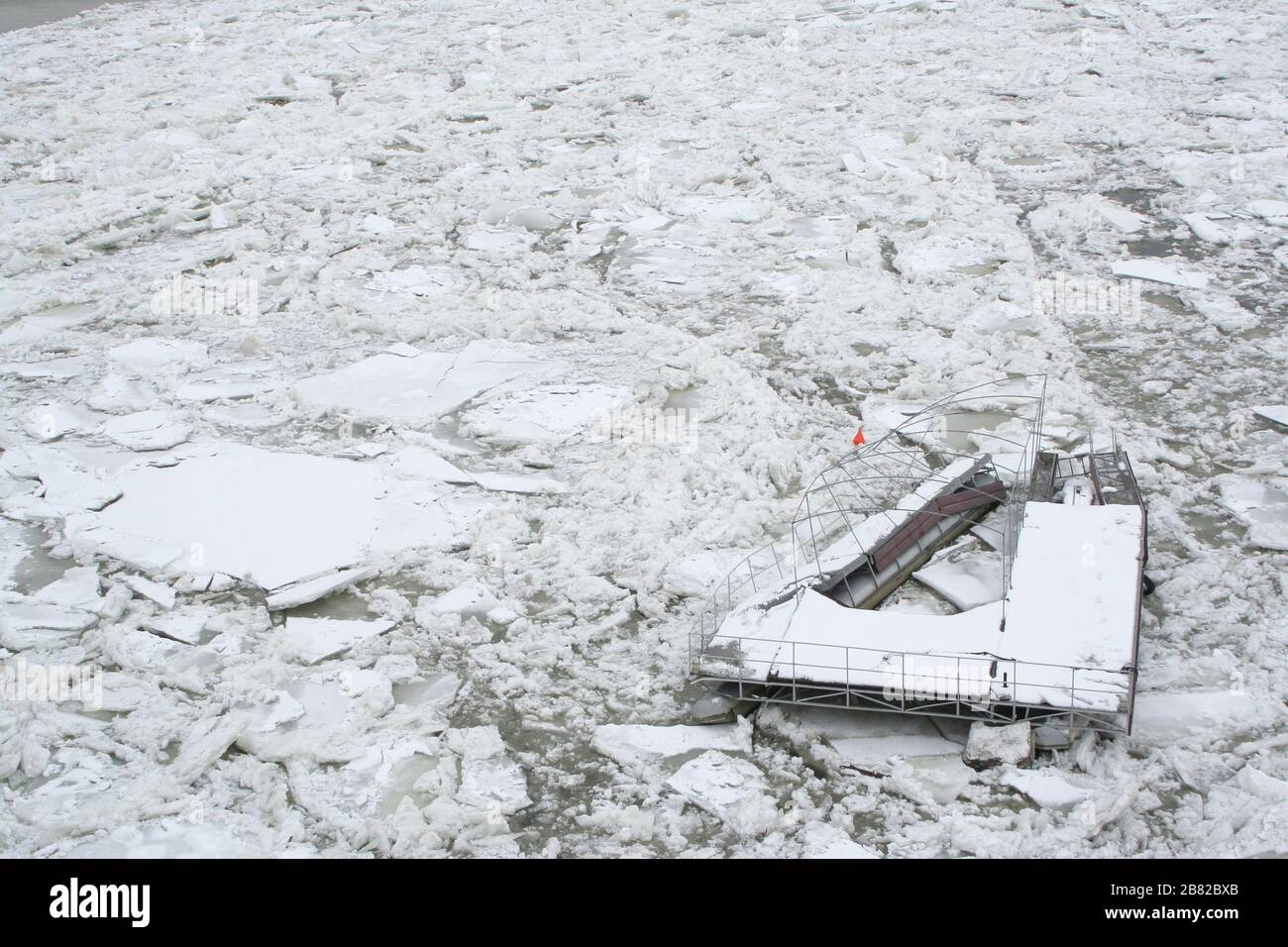 Balsa rota en el río congelado en el río Danubio en Novi Sad, Serbia. Hielo  roto en el Danubio congelado Fotografía de stock - Alamy