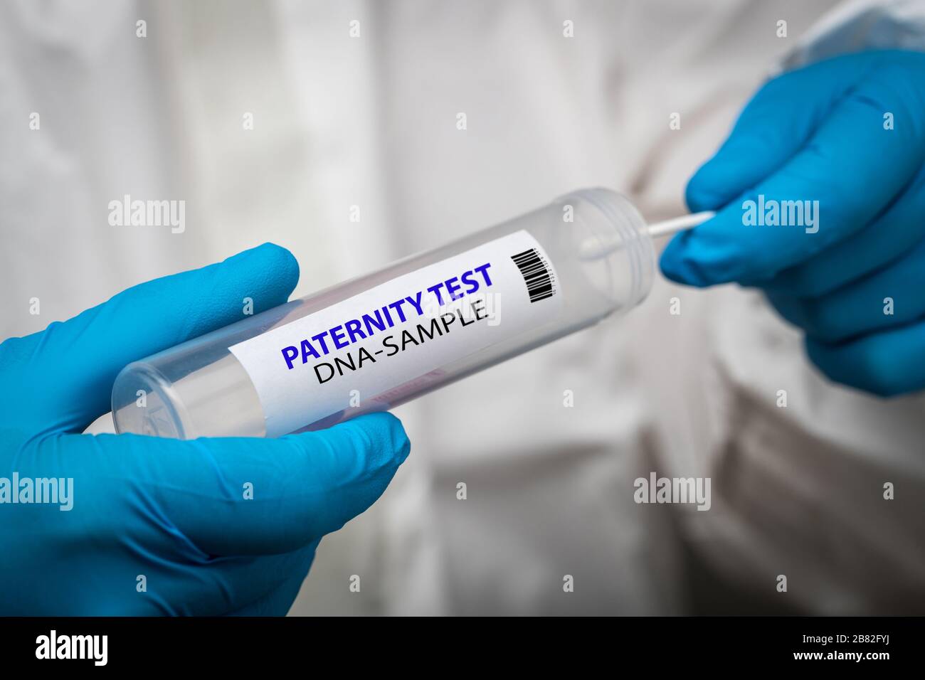 Prueba de paternidad, prueba de hisopo de ADN Foto de stock