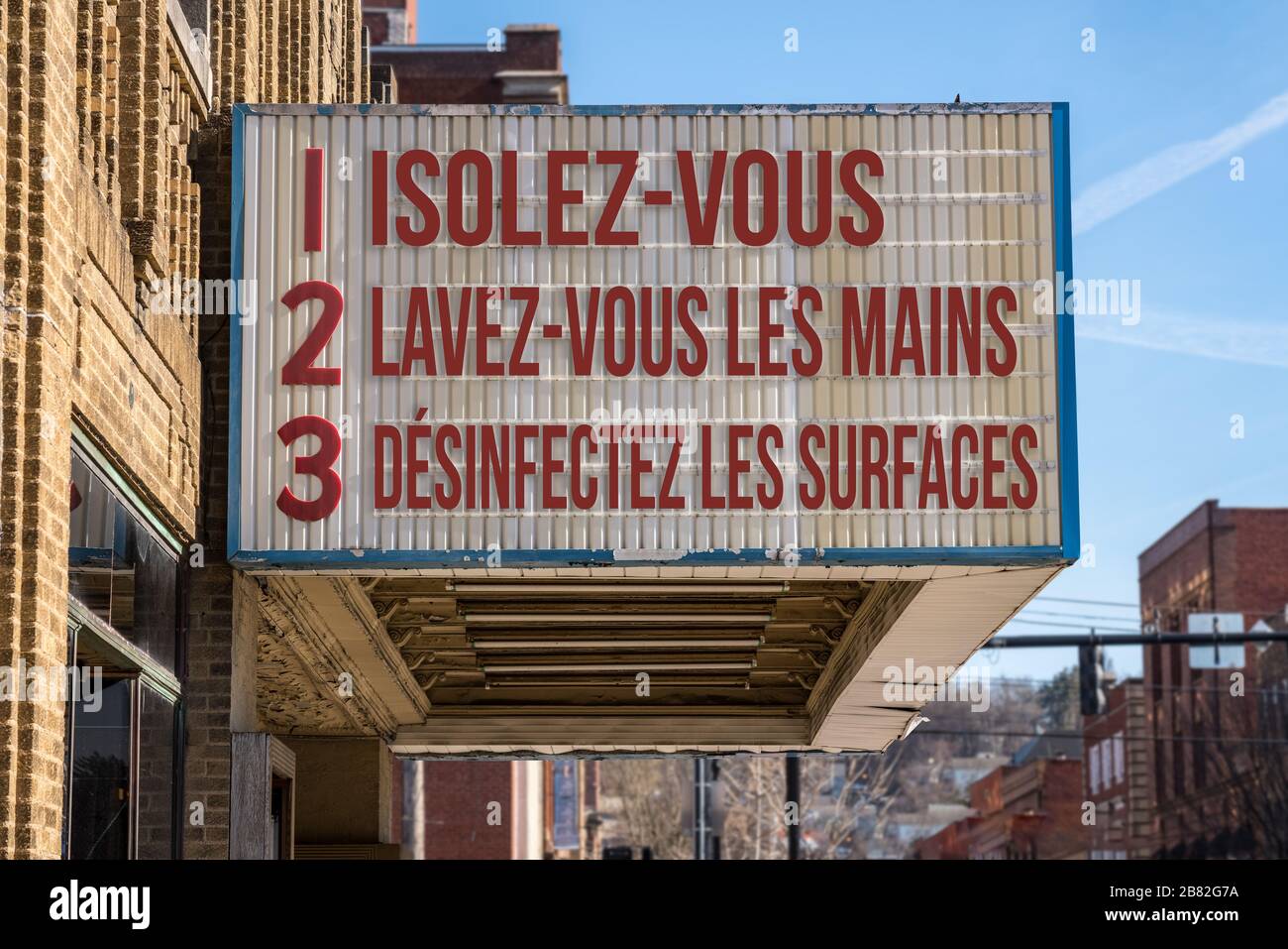 Cartel del cine francés con tres reglas para evitar la epidemia de coronavirus. Traducción, lavarse las manos, mantener la distancia social y limpiar las superficies Foto de stock