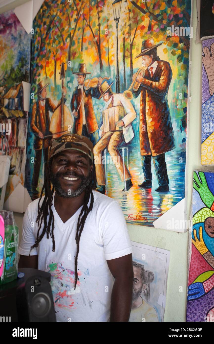 Oscar un artista local en su tienda/galería, Bayahibe, República Dominicana Foto de stock