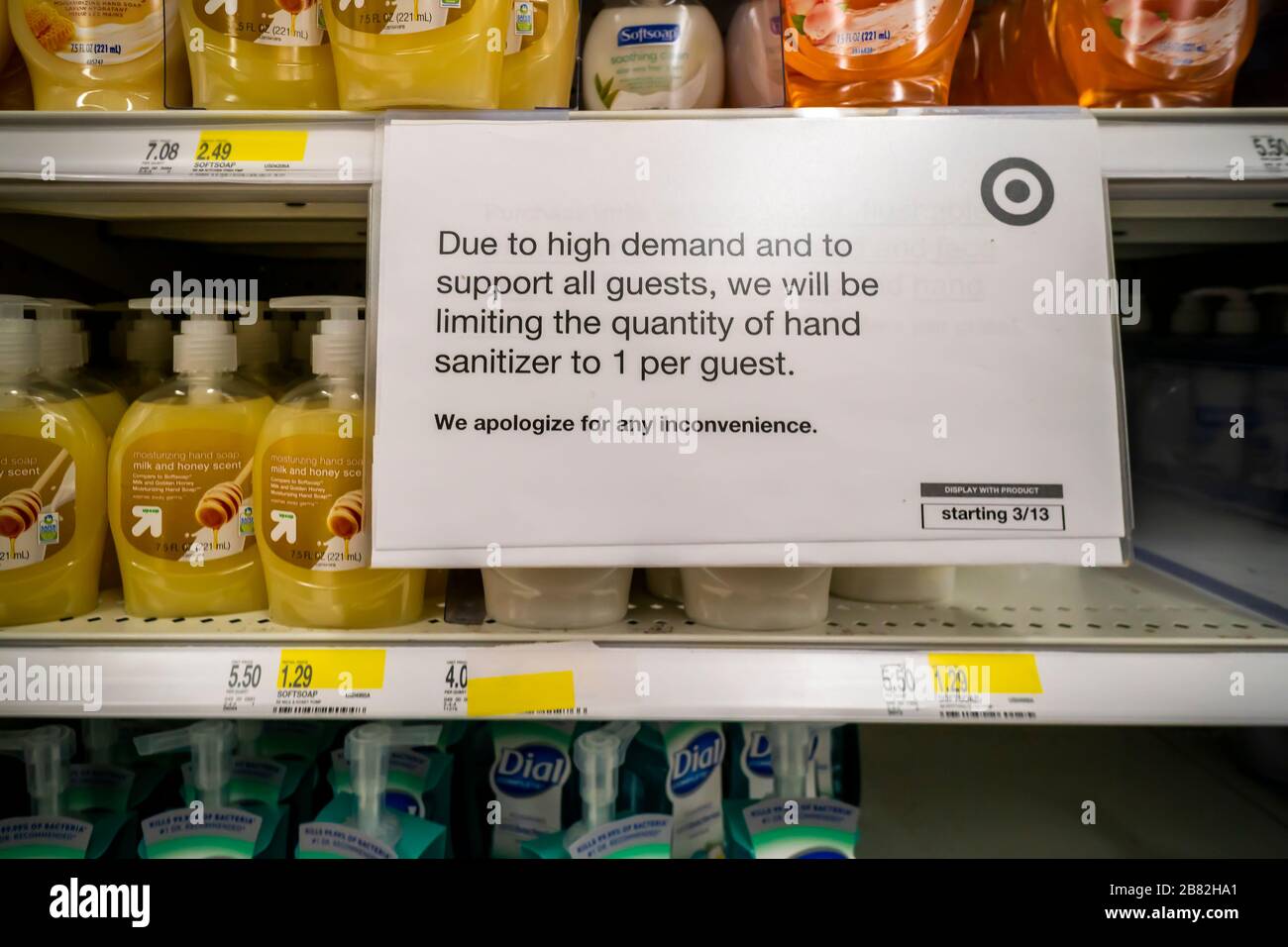 Un cartel en las estanterías vacías del desinfectante de manos de una tienda Target en Nueva York el martes 17 de marzo de 2020 informa a los clientes de su límite de una botella en la compra de su inventario inexistente de desinfectante de manos. (© Richard B. Levine) Foto de stock