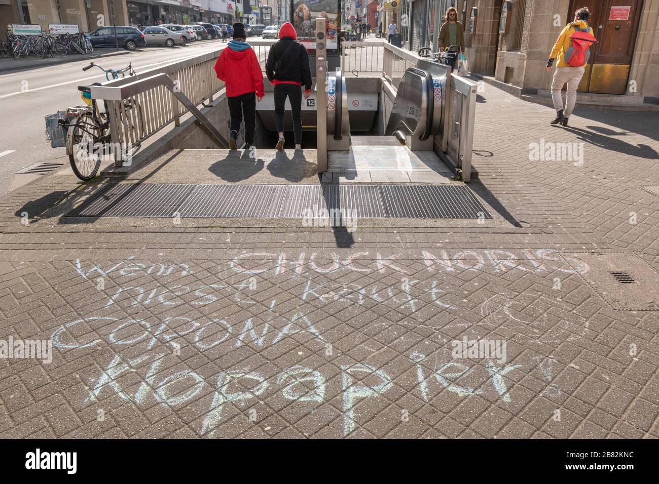 Aufmunternder Spruch vor dem Eingang an einer Koelner Ubahnstation Foto de stock