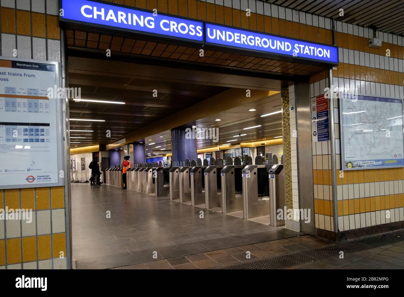 Londres, Reino Unido. 19 de marzo de 2020. Numerosas estaciones de metro de la red de transporte de Londres se cerrarán a medida que se impongan restricciones operativas durante la pandemia de Covid-19. Foto de stock