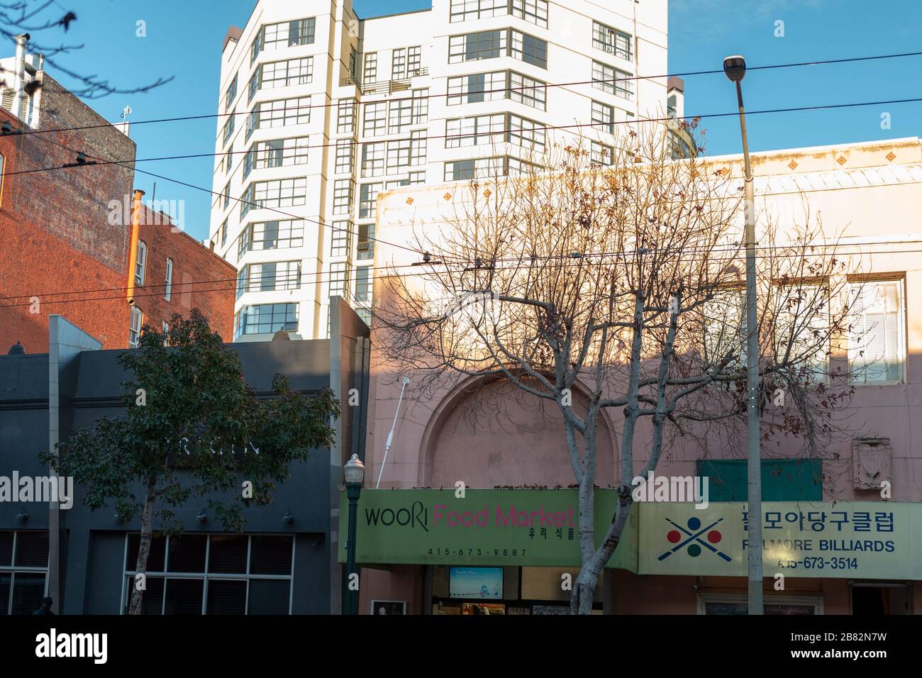 Edificios y pequeñas empresas en el Distrito de Fillmore, San Francisco, California, 7 de marzo de 2020. () Foto de stock