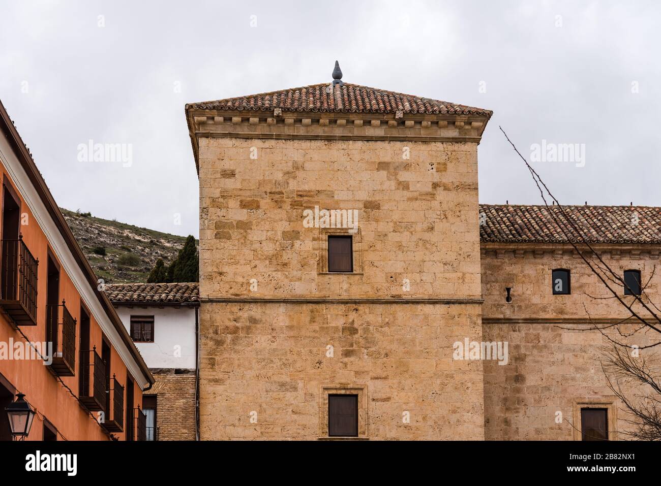 Vista de la ciudad medieval de Pastrana con tejados de tejas y casas  tradicionales. La Alcarria, Guadalajara, España Fotografía de stock - Alamy