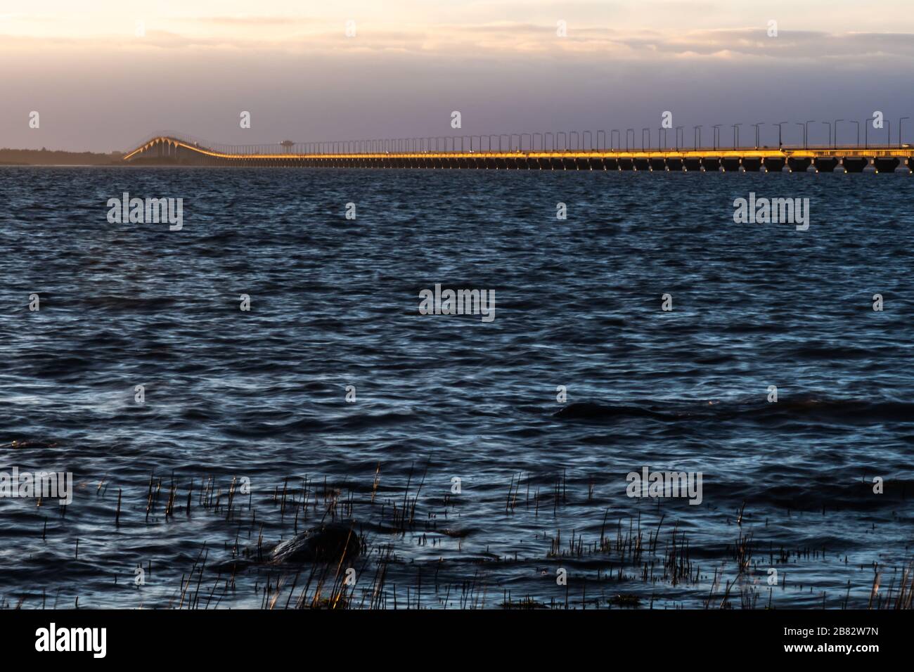 Puente de color dorado - el puente Oland que conecta la isla Oland con la parte continental de Suecia Foto de stock