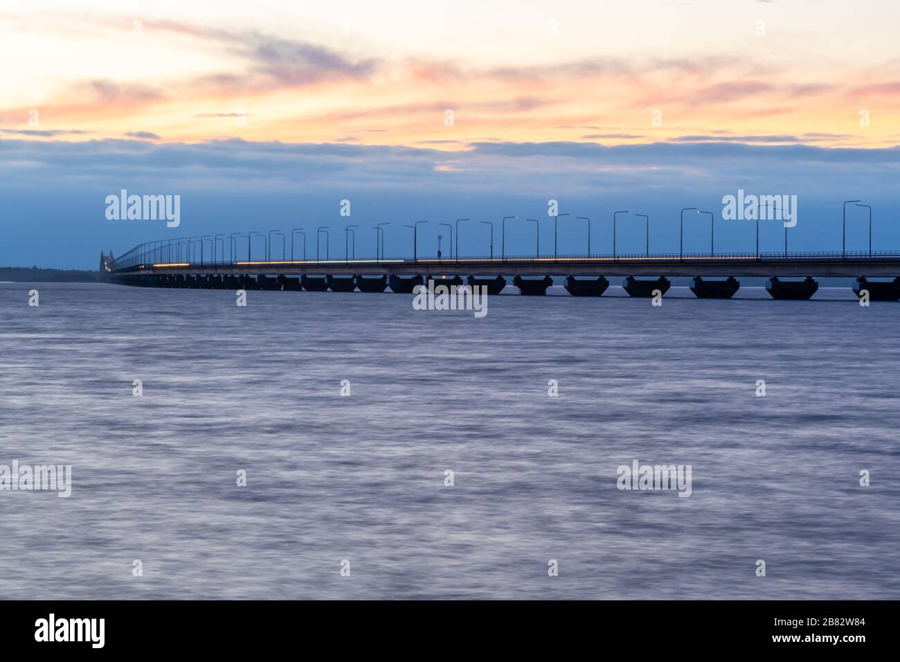 El puente Oland en el crepúsculo, el puente está conectando la isla Oland con el territorio continental de Suecia Foto de stock