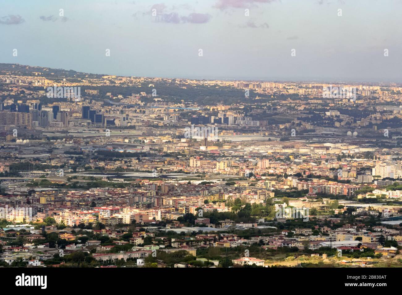 Nápoles, Italia, septiembre de 2017. Vista aérea de la ciudad de Nápoles, vista desde las colinas del volcán Vesubio Foto de stock