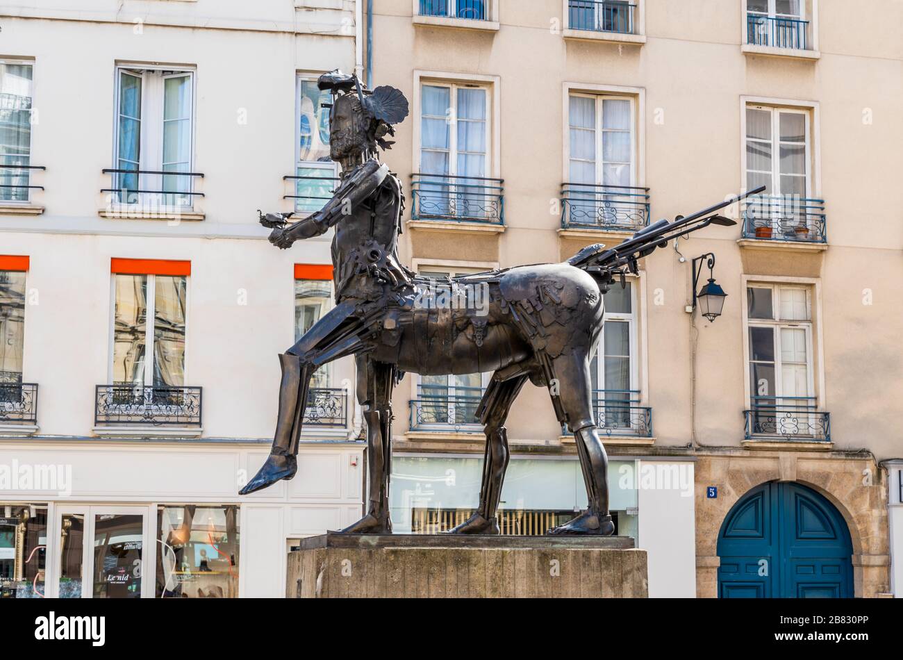 Escultura de bronce el Centaure por el artista Cesar en París Foto de stock