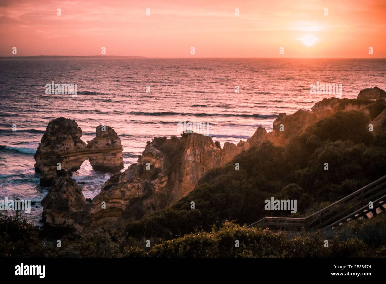 Sunrise Algarve Coast cerca de Lagos Portugal, Ponta da piedade rocas en el Algarve Foto de stock
