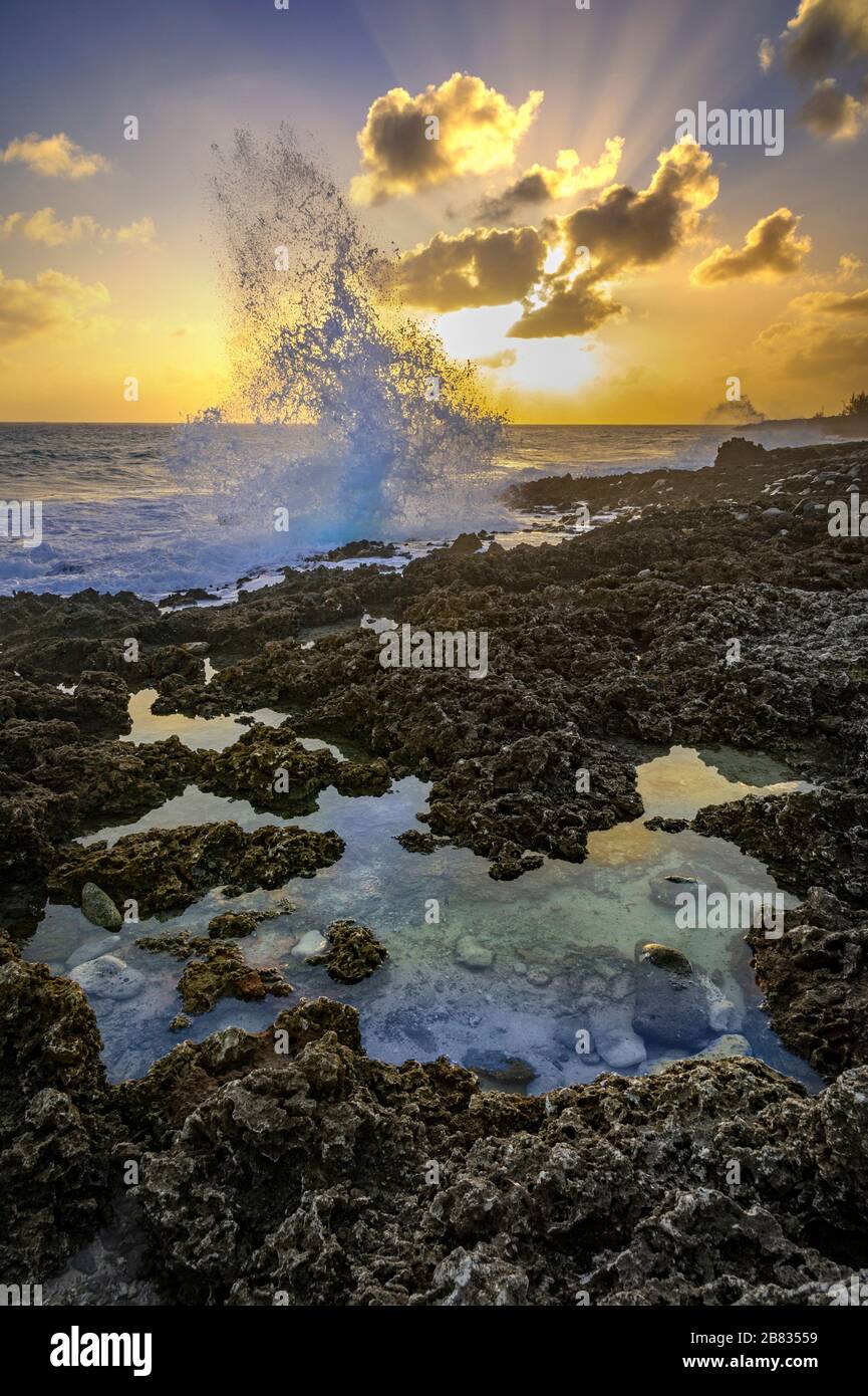 Olas rompiendo en rocas en Grand Cayman Blowholes Foto de stock