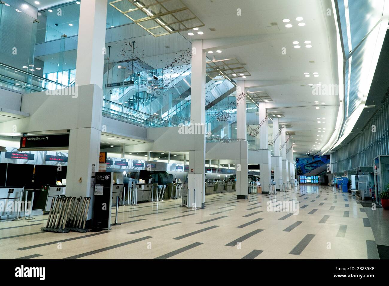 Filadelfia, Estados Unidos. 19 de marzo de 2020. El aeropuerto internacional de Filadelfia se ve prácticamente vacío en medio de una reducción histórica en los viajes debido al brote de coronavirus, el 19 de marzo de 2020. El sindicato que representa a los trabajadores del aeropuerto indicó el jueves que se espera que entre 600 y 1,000 trabajadores sean despedidos en la semana siguiente. Crédito: Michael Candelori/Alamy Live News Foto de stock