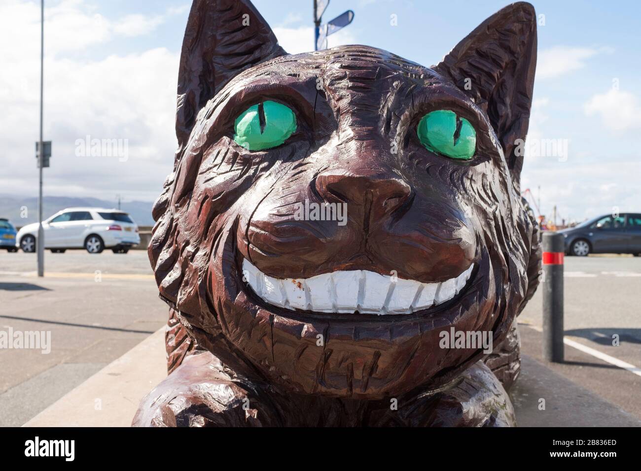 Escultura de Gato Cheshire, parte del sendero Alice in Wonderland en Llandudno, Gales, Reino Unido Foto de stock