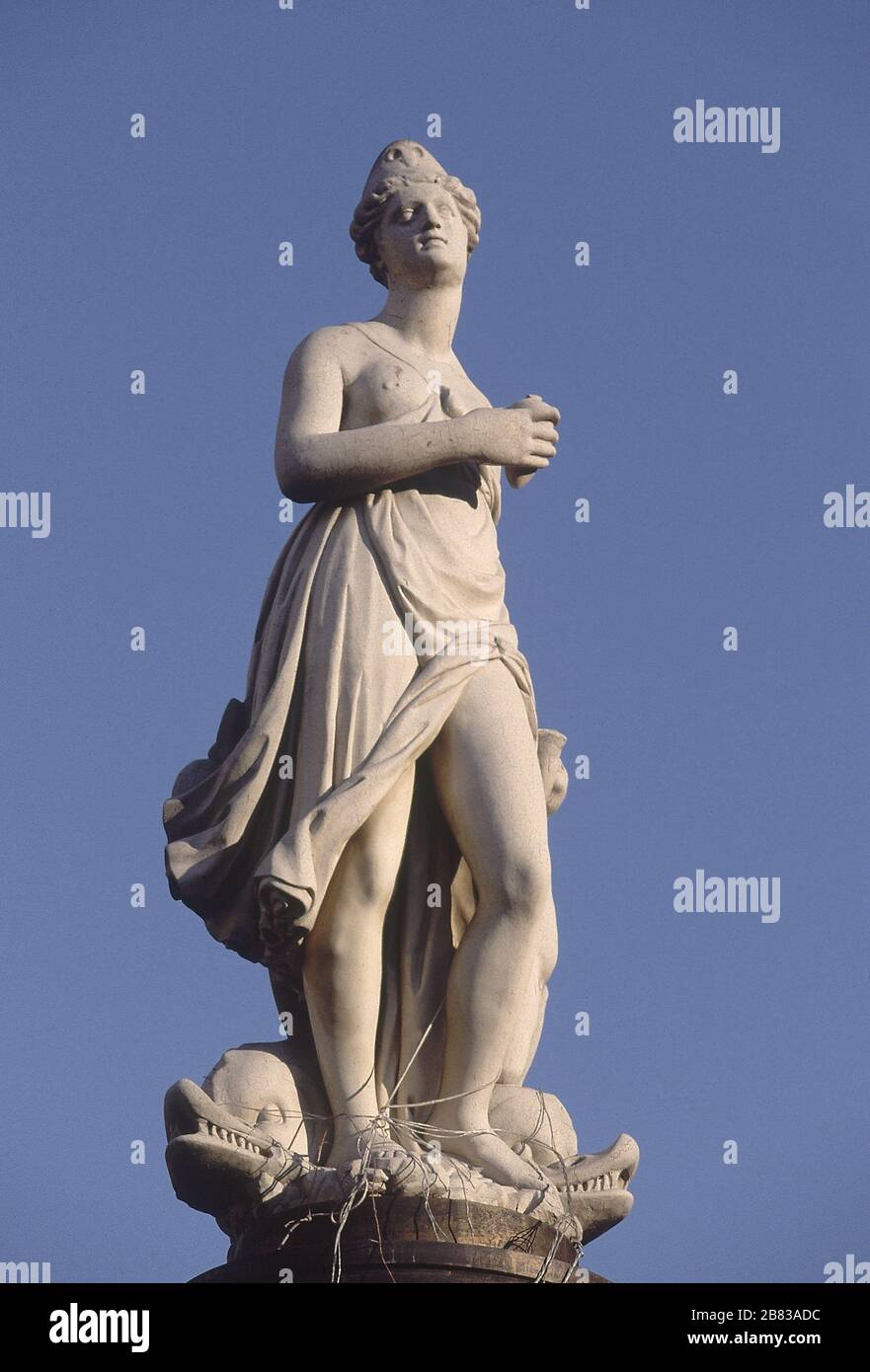 ESTATUA DE LA MARIBLANCA RÉPLICA DE LA ORIGINAL QUE SE ENCUENTRA EN