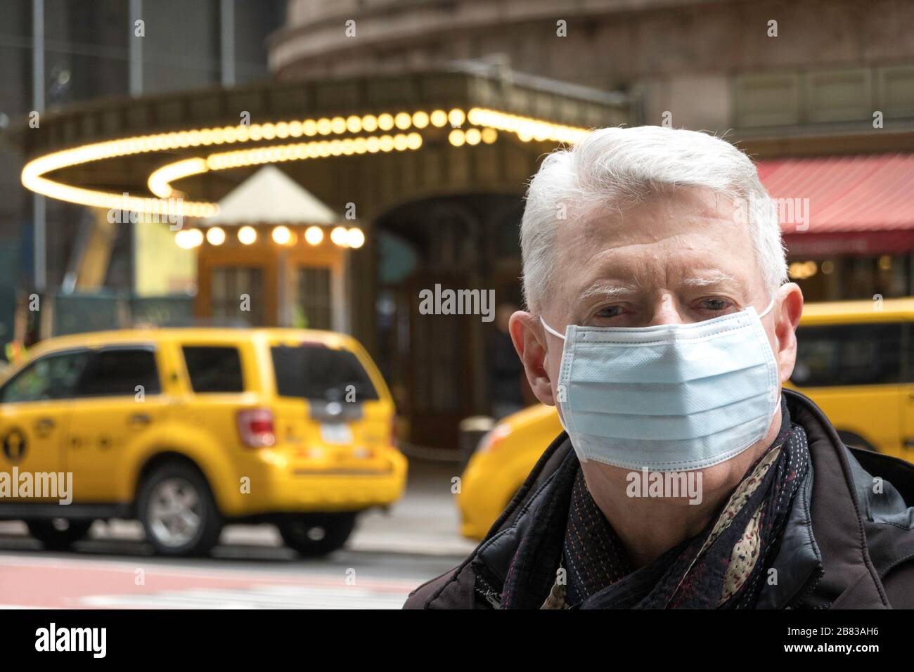 El hombre mayor con preocupaciones de salud y seguridad usa una máscara protectora en Midtown Manhattan, Nueva York, Estados Unidos Foto de stock