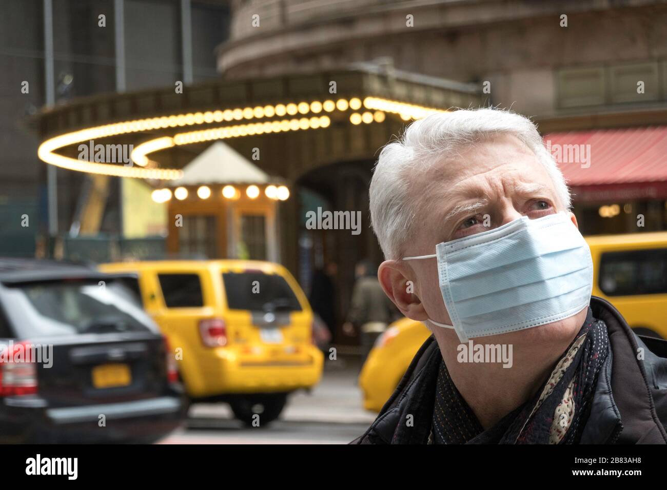 El hombre mayor con preocupaciones de salud y seguridad usa una máscara protectora en Midtown Manhattan, Nueva York, Estados Unidos Foto de stock