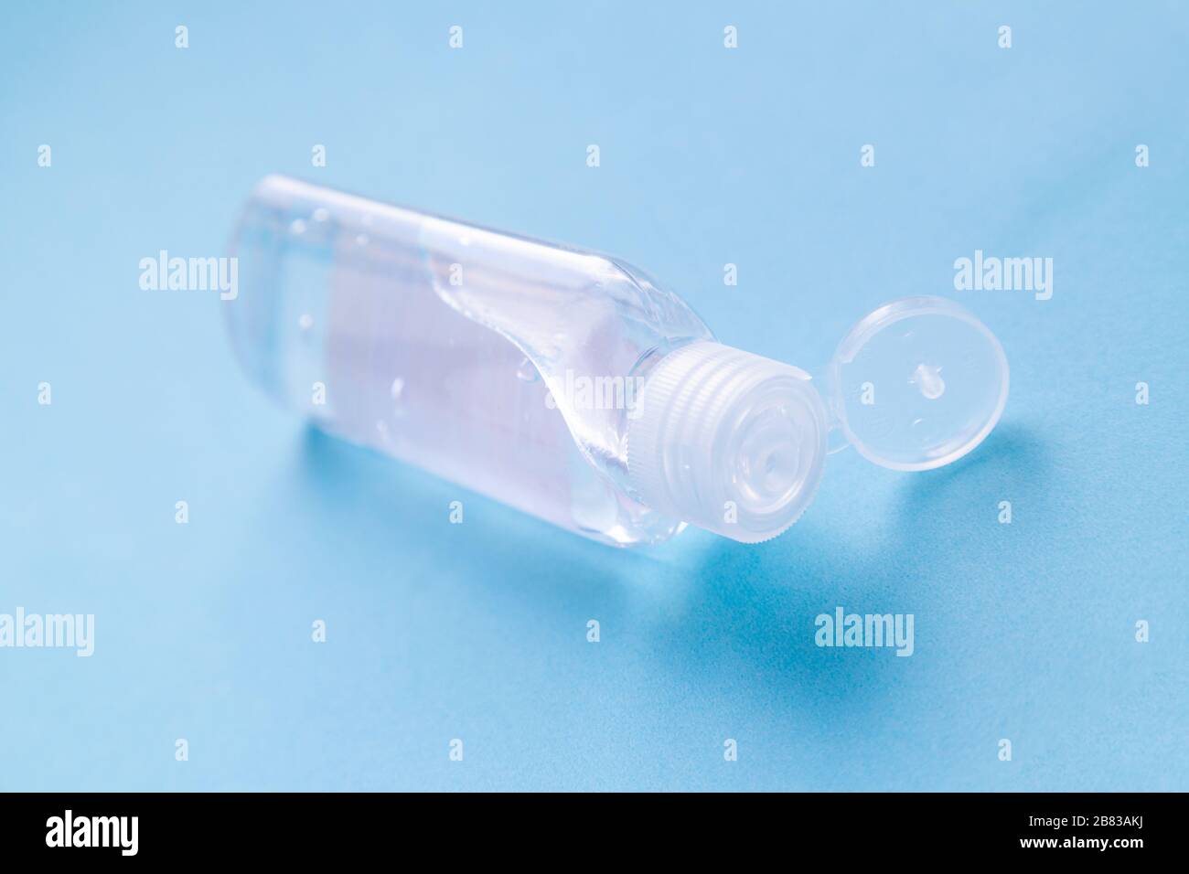 Una botella transparente de desinfectante para manos a base de alcohol Foto de stock