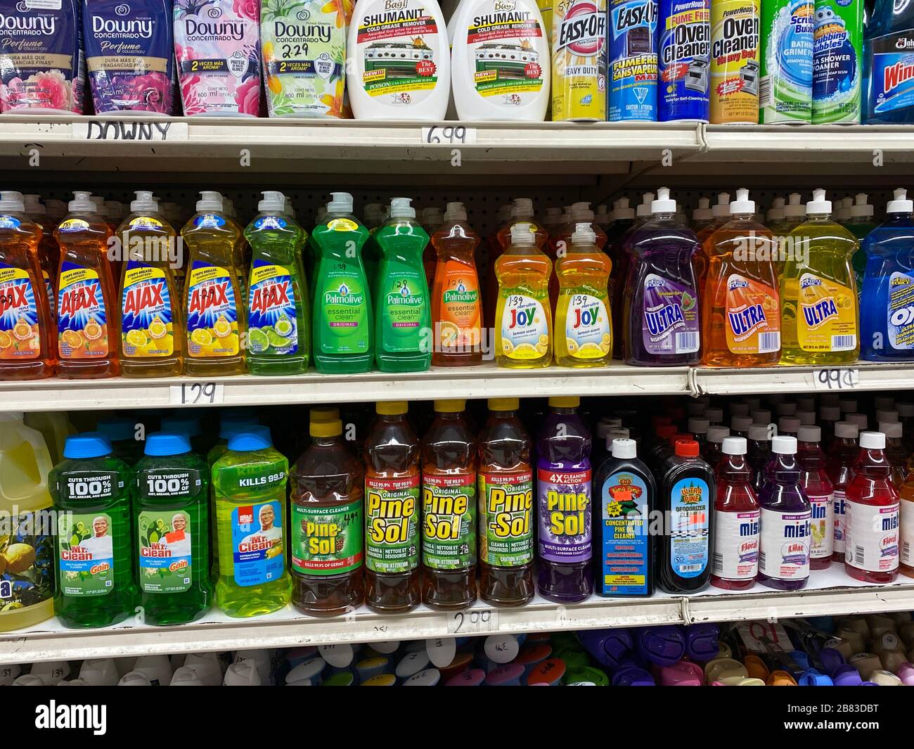 Cava Chapoteo rango Estantes de productos de limpieza para la venta en la mayoría de tiendas de  comestibles y mercados Fotografía de stock - Alamy