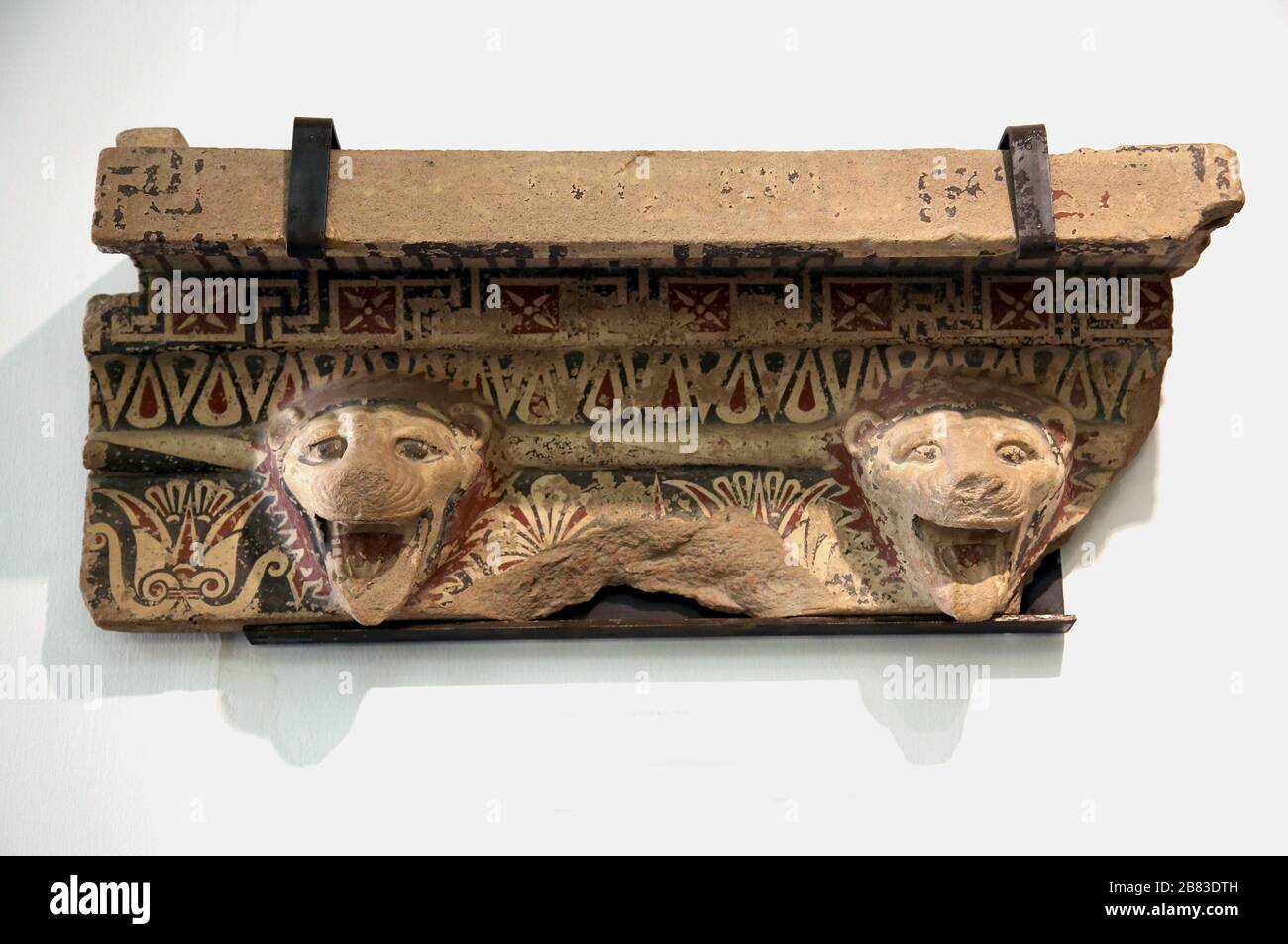 Cabezas de leones como boquillas de agua. Templo de Hera en Paestum (C. 550 AC). Santuario sureño de terracota teñida, Museo Paestum, Italia. Foto de stock
