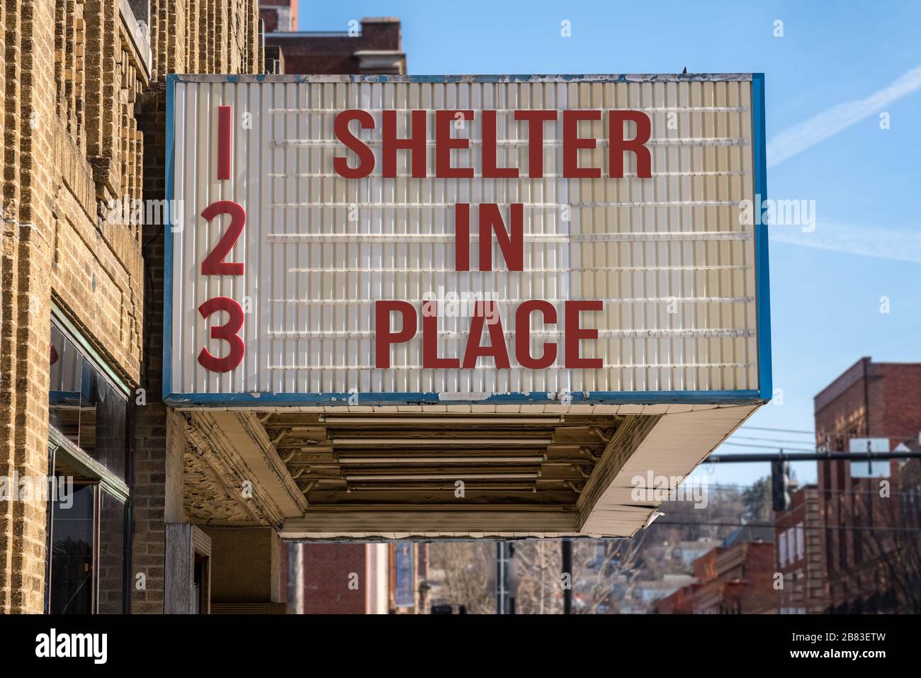 Cartel de cine con Shelter en el lugar mensaje para evitar la epidemia de coronavirus. Foto de stock