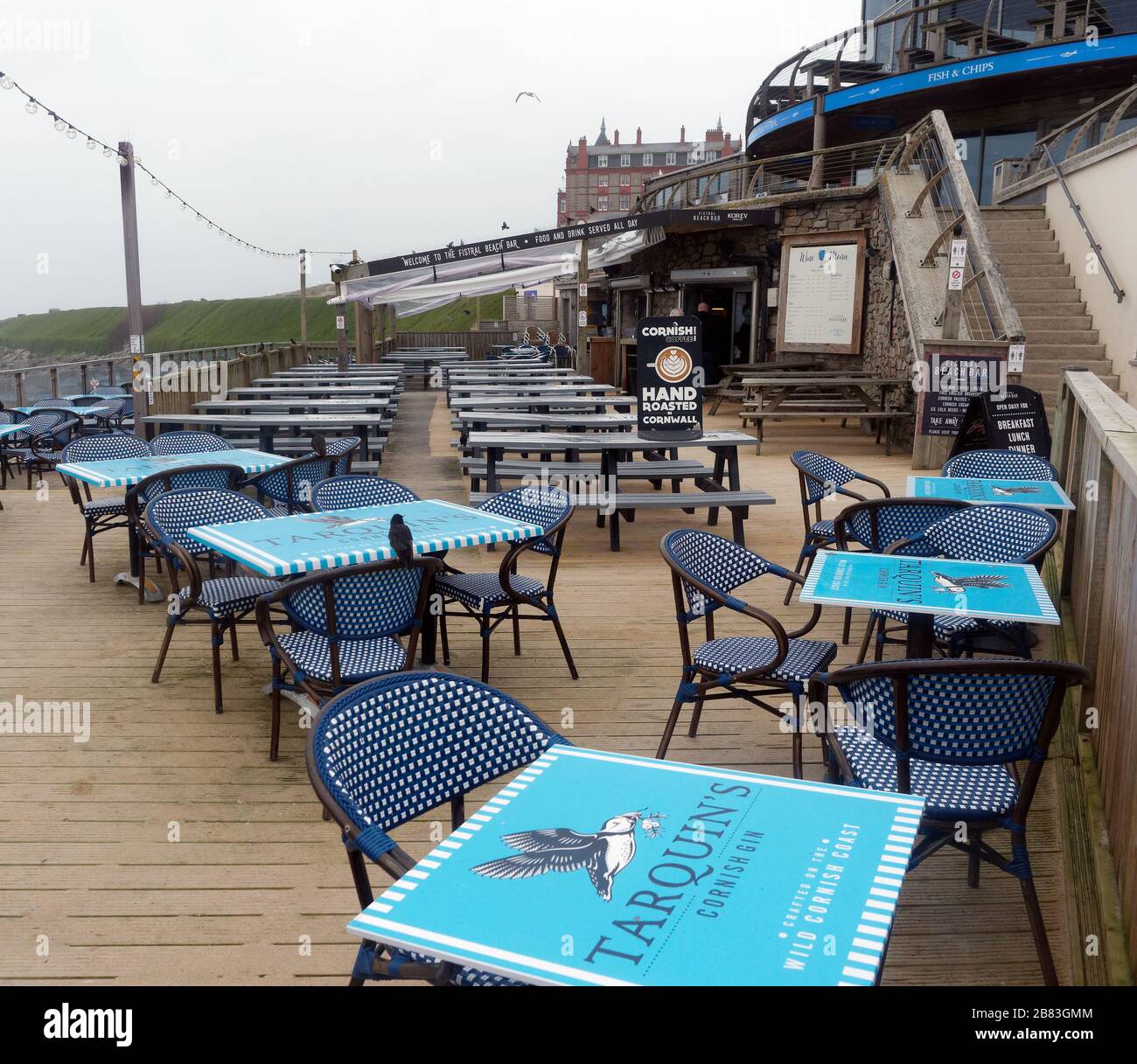 UK Weather, 19 de marzo de 2020. Reino Unido playa Fistral Newquay Cornwall. Bares cafés y galerías de entretenimiento se han quedado desiertas como el público presta asesoramiento para mantenerse lejos. CRE Foto de stock