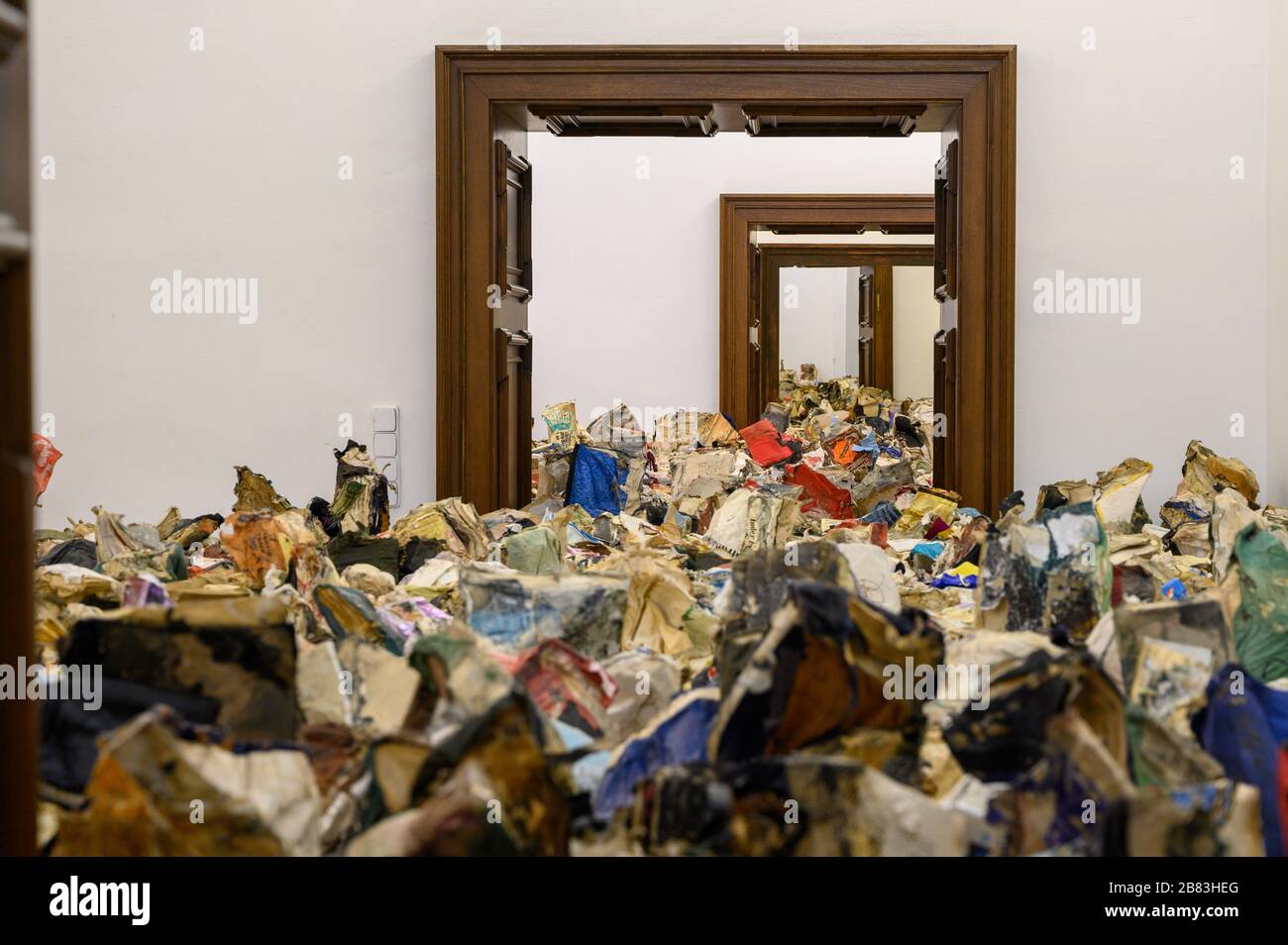 Una muestra de libros antiguos arrugados como parte de la exposición de Matej Krén. Galería de la ciudad de Bratislava. Foto de stock