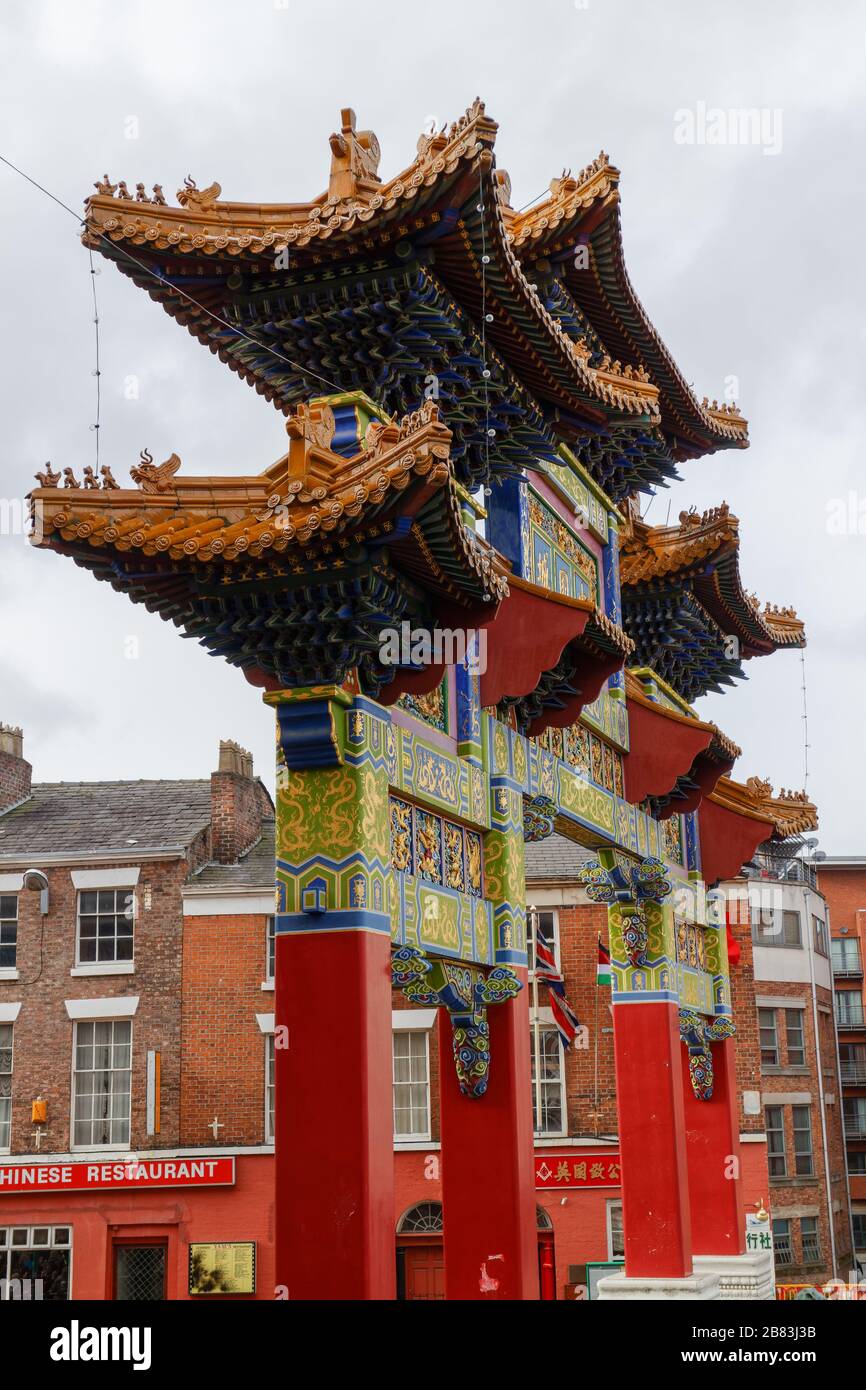 El Arco Imperial en Chinatown en Liverpool es uno de los más grandes fuera de China y fue instalado en 2000 Foto de stock
