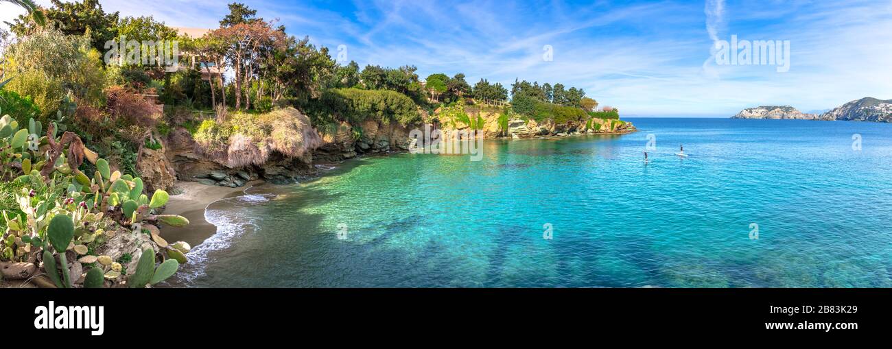 El pequeño pueblo con playas únicas y el famoso resort de Agia Pelagia, Heraklion, Creta, Grecia. Foto de stock