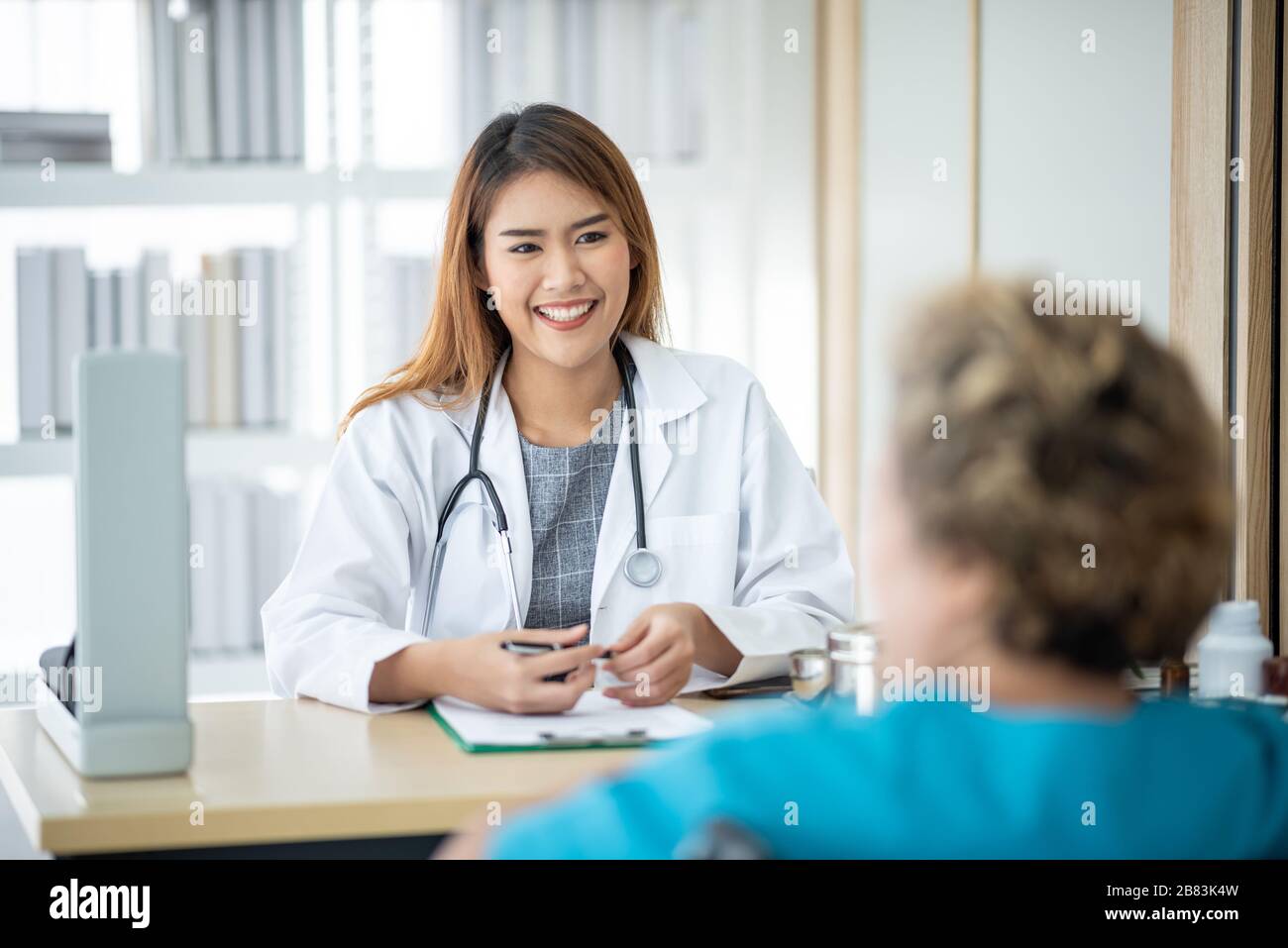 Las mujeres de edad avanzada de Asia tienen un examen médico de un médico  especialista Fotografía de stock - Alamy