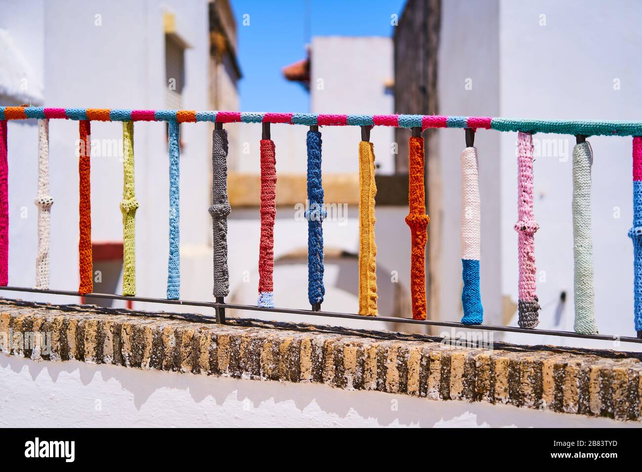 Cubiertas de lana de colores hechos a mano en barandillas en el histórico  pueblo blanco Arcos de la Frontera, Cádiz, Andalucía (andalucía), españa,  europa Fotografía de stock - Alamy