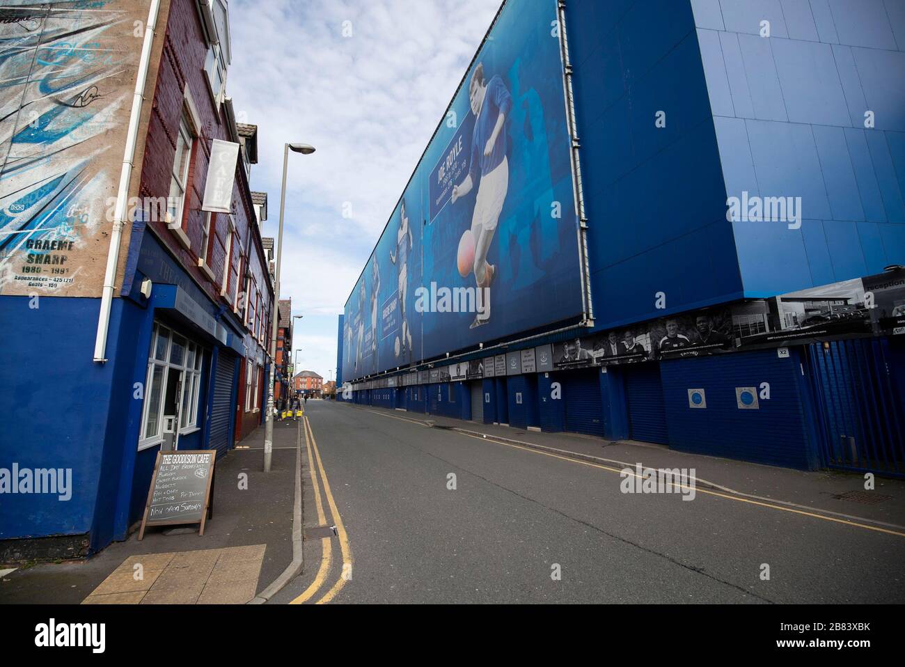 Everton Club de fútbol y los negocios circundantes durante el brote de Coronavirus Foto de stock