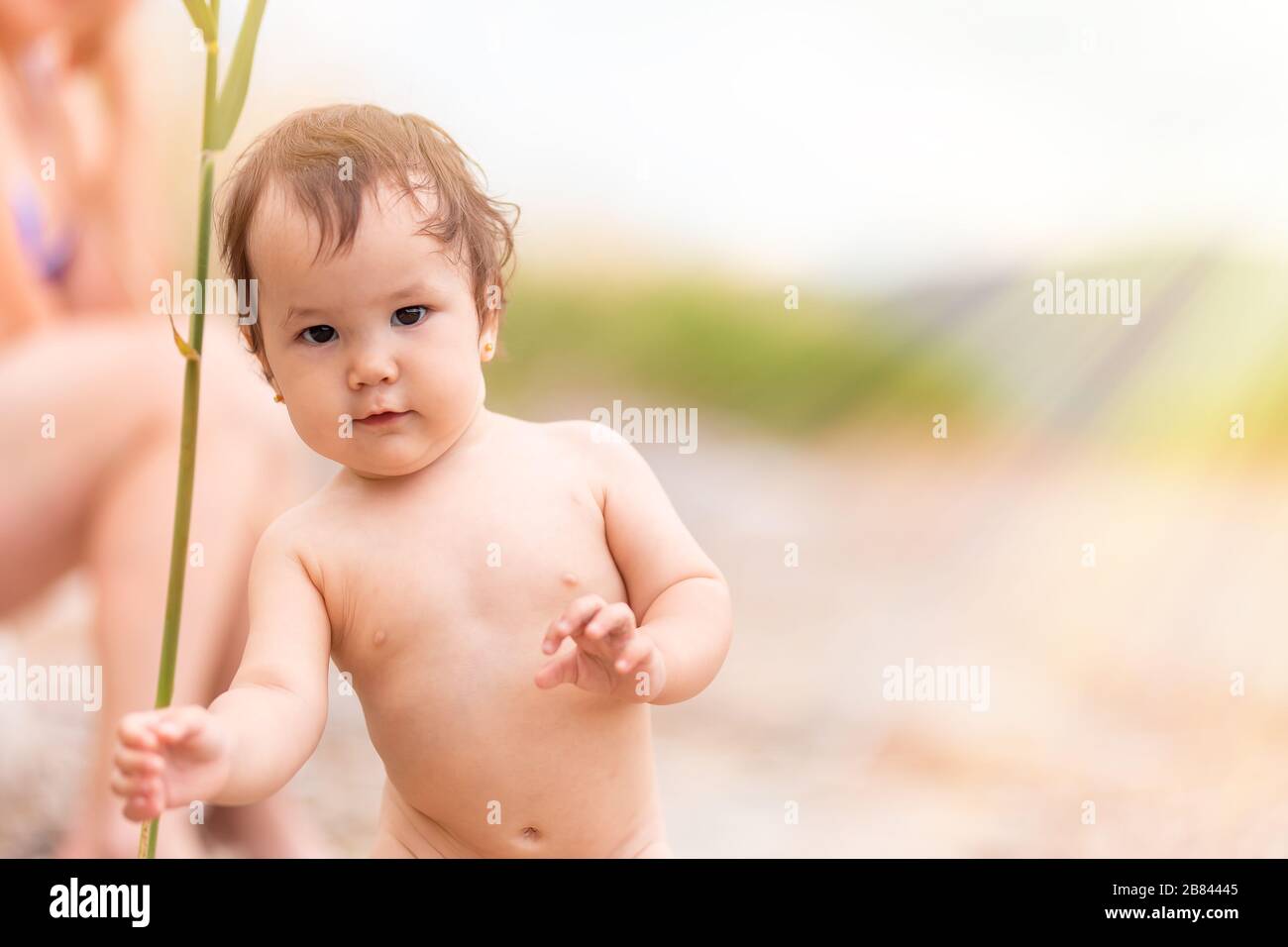 Bebita sin ropa fotografías e imágenes de alta resolución - Alamy
