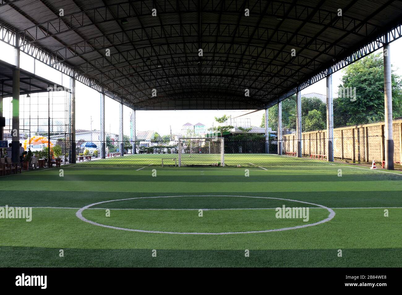 Campo de fútbol pequeño, campo de fútbol sala en el gimnasio cubierto,  campo de fútbol al aire libre con césped artificial Fotografía de stock -  Alamy