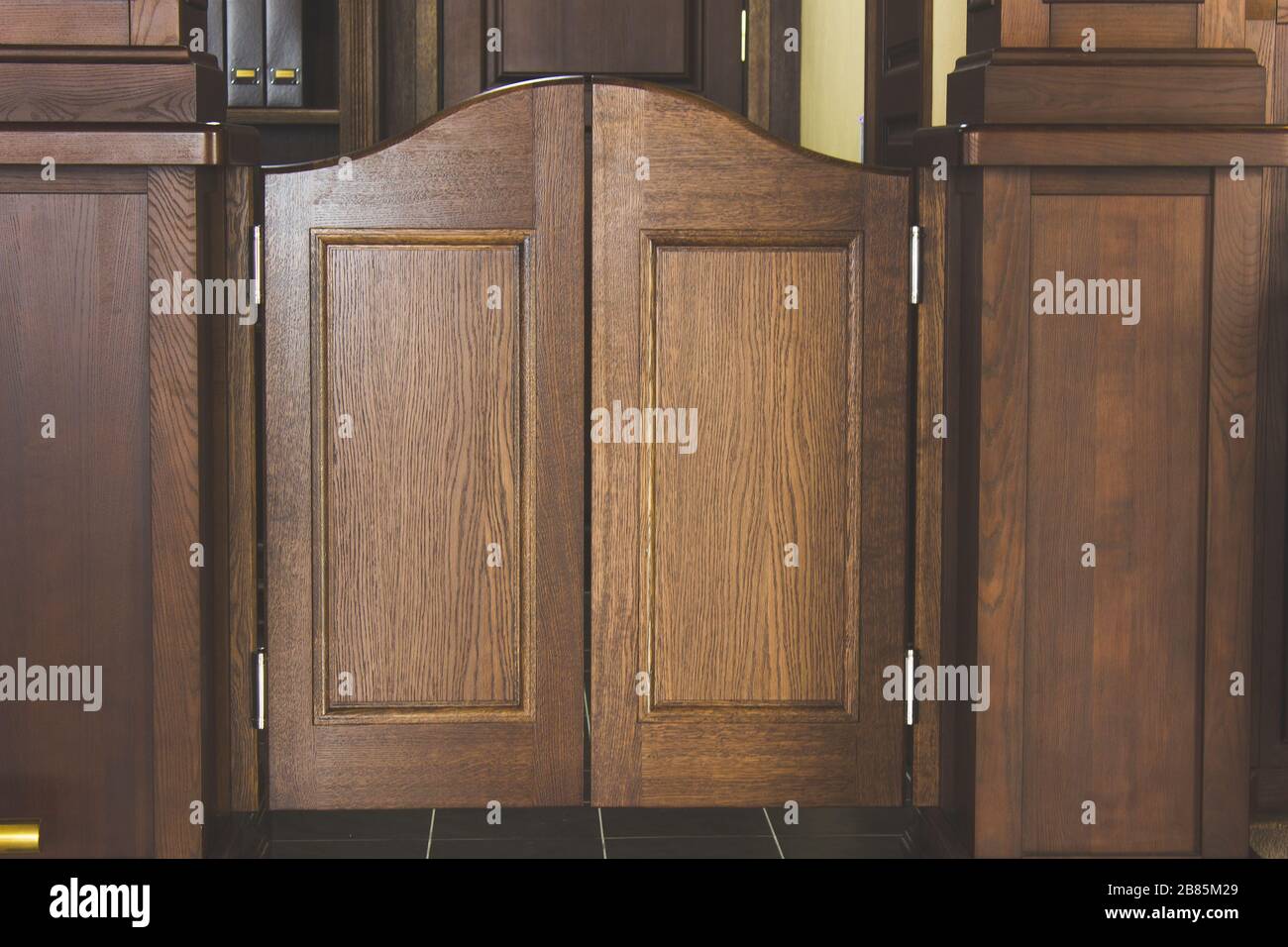 Western berlina puertas basculantes, puertas de madera marrón Fotografía de  stock - Alamy