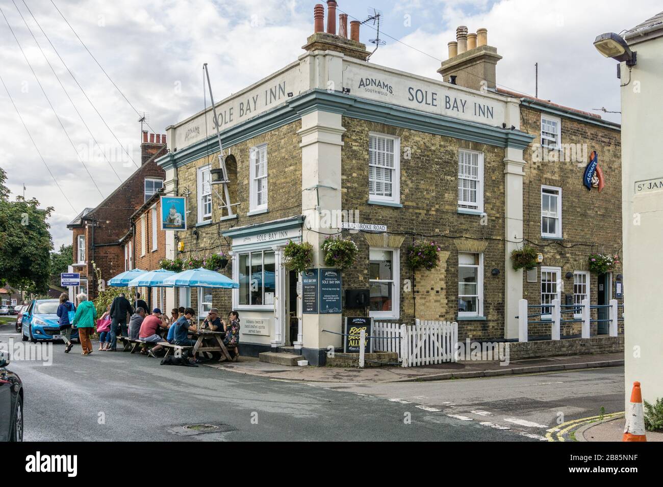 Sole Bay Inn en verano, Southwold, Suffolk, Reino Unido; los clientes disfrutan de bebidas y comidas al aire libre. Foto de stock