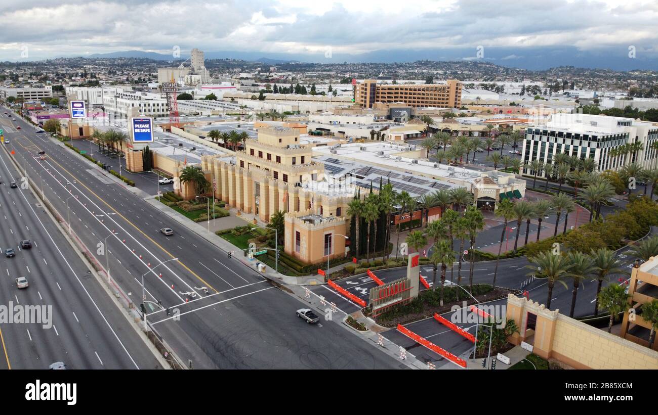 Vista aérea general del centro comercial Citadel Outlets cerrado tras el  brote de la pandemia de coronavirus, jueves, 19 de marzo de 2020, en los  Ángeles. El gobernador de California, Gavin Newsom,