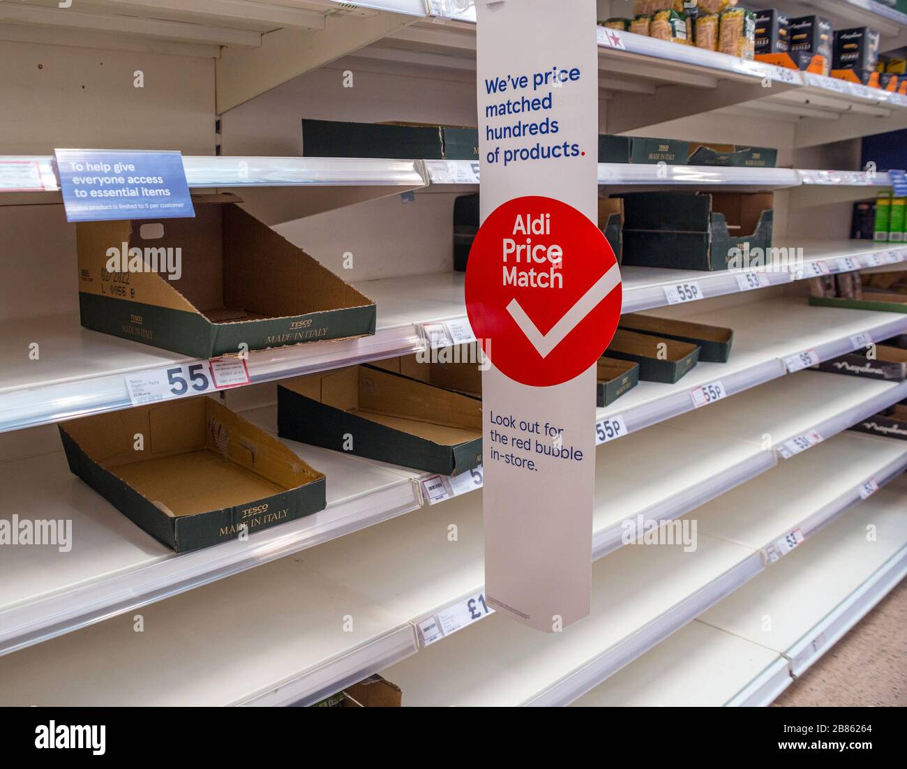 Estantes vacíos del supermercado Marzo 2020 Foto de stock