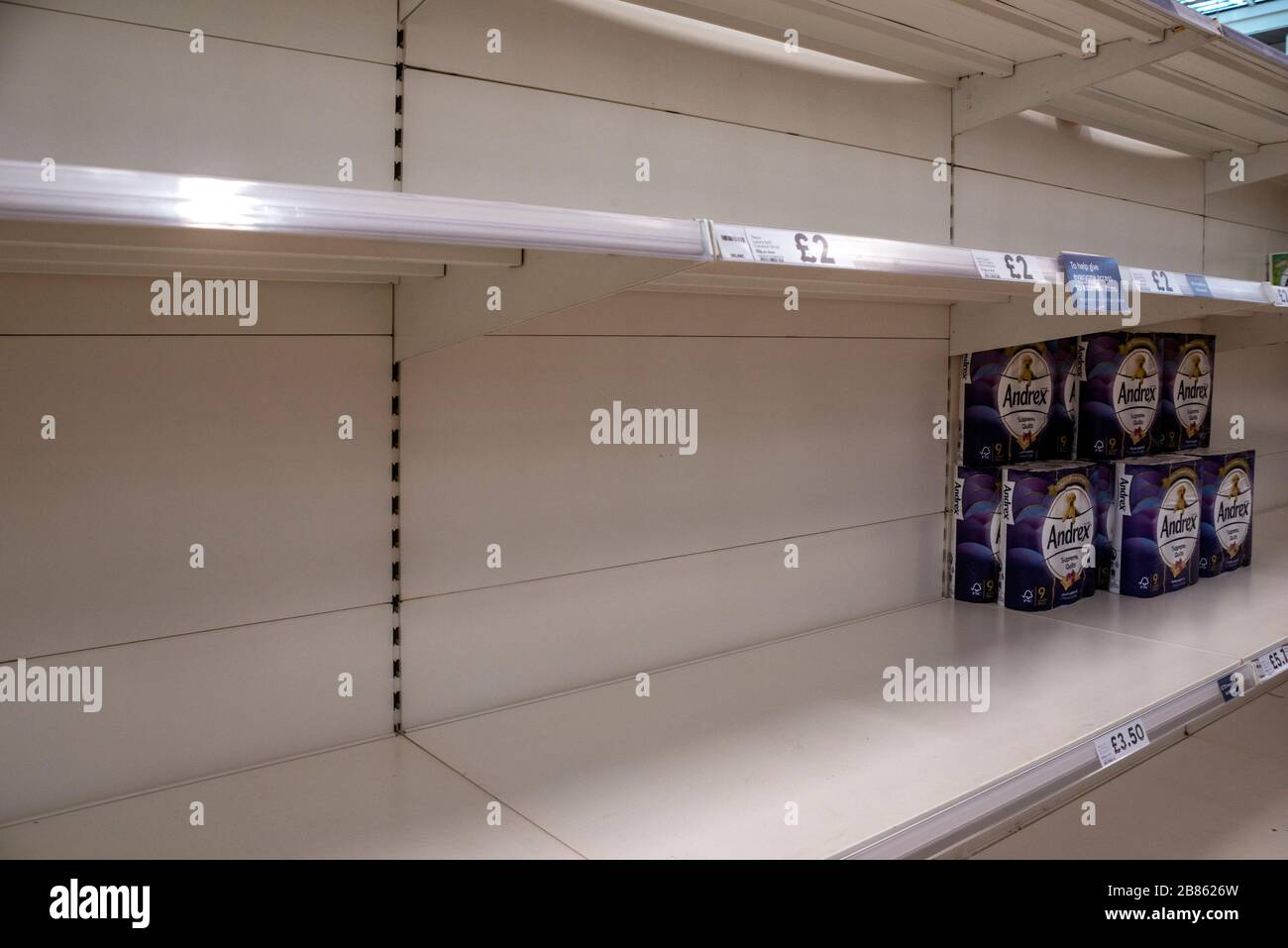 Estantes vacíos del supermercado Marzo 2020 Foto de stock