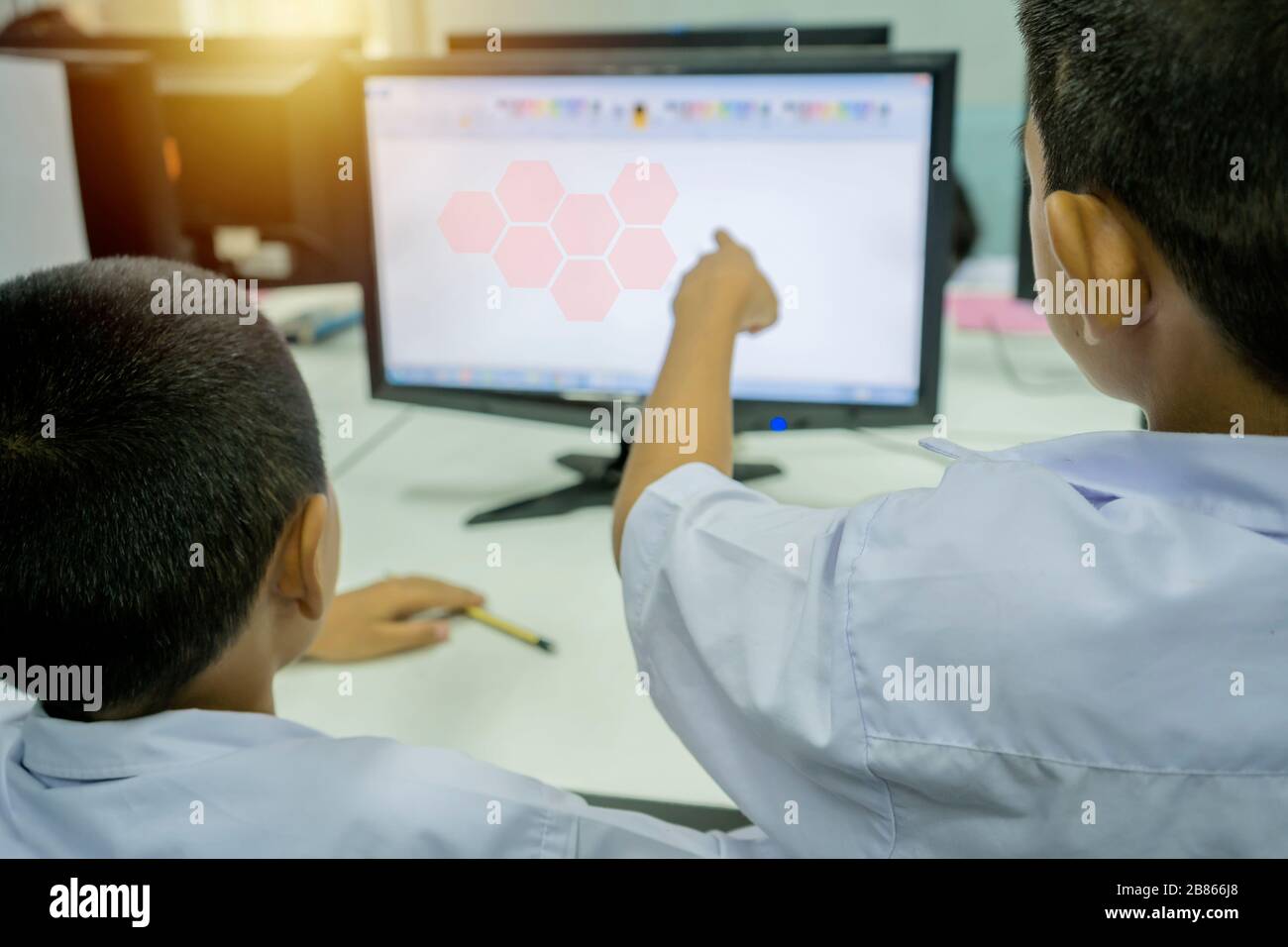 Los estudiantes están aprendiendo en Tecnología trabajando con computadoras, y van a pensar que la innovación es algo nuevo. Foto de stock