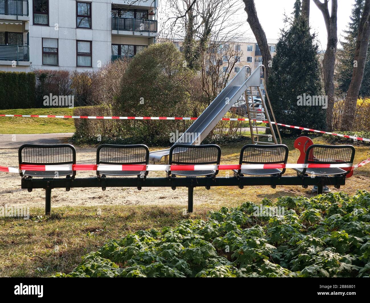 Munich, Baviera, Alemania. 20 de marzo de 2020. Los patios de recreo en Munich, Alemania son los últimos lugares de reunión a ser blanco con cierres por la policía, las administraciones, y los encargados de la tierra y los dueños de la propiedad con el fin de frenar la propagación de Covid-19 (SARS COV 2) crédito: Sachelle Babbar/ZUMA Wire/Alamy Live News Foto de stock