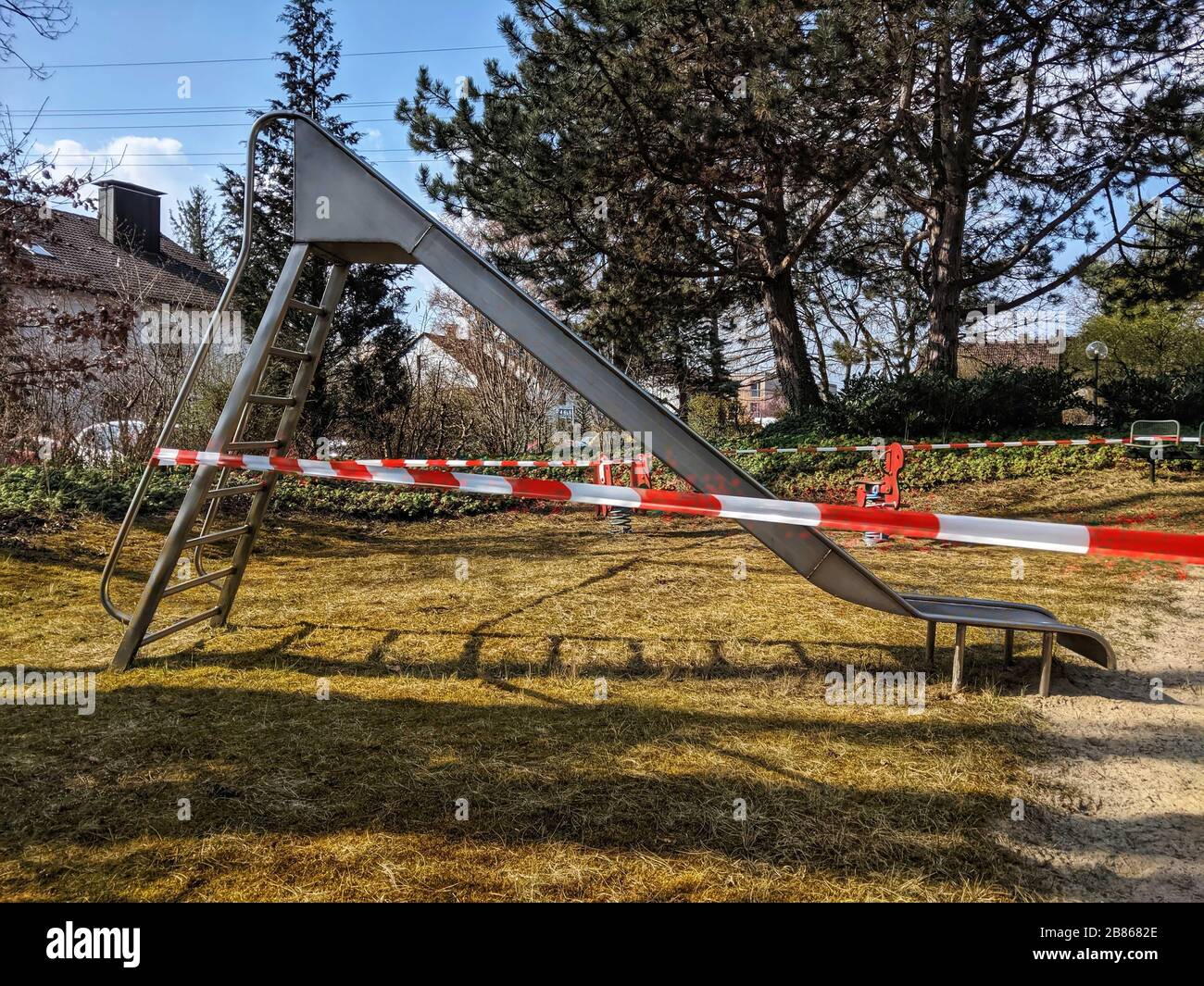 Munich, Baviera, Alemania. 20 de marzo de 2020. Los patios de recreo en Munich, Alemania son los últimos lugares de reunión a ser blanco con cierres por la policía, las administraciones, y los encargados de la tierra y los dueños de la propiedad con el fin de frenar la propagación de Covid-19 (SARS COV 2) crédito: Sachelle Babbar/ZUMA Wire/Alamy Live News Foto de stock