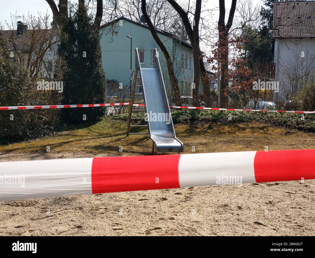 Munich, Baviera, Alemania. 20 de marzo de 2020. Los patios de recreo en Munich, Alemania son los últimos lugares de reunión a ser blanco con cierres por la policía, las administraciones, y los encargados de la tierra y los dueños de la propiedad con el fin de frenar la propagación de Covid-19 (SARS COV 2) crédito: Sachelle Babbar/ZUMA Wire/Alamy Live News Foto de stock