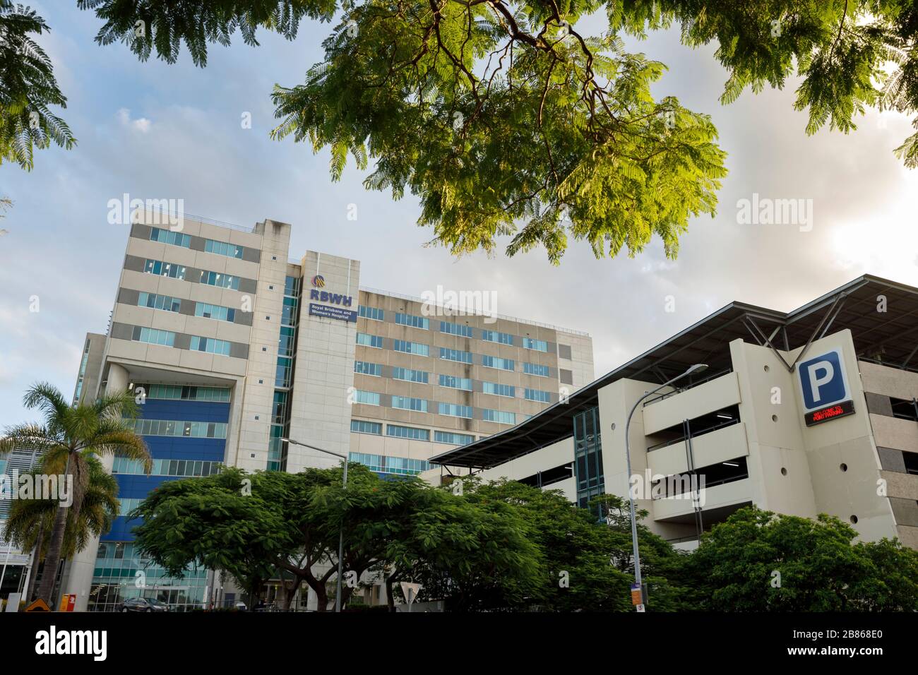 Brisbane, Australia - 18 de marzo de 2020: Edificio exterior y de aparcamiento del Royal Brisbane and Womans Hospital, clínica de fiebre de coronavirus Covid 19, Brisbane Australia Foto de stock