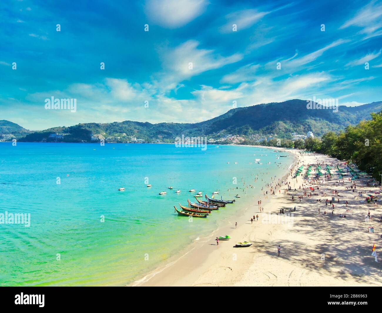 Vista aérea con Drone. Turistas en la playa de Patong en la isla de Phuket, Tailandia. Hermoso paisaje Hat Patong Beach. Foto de stock