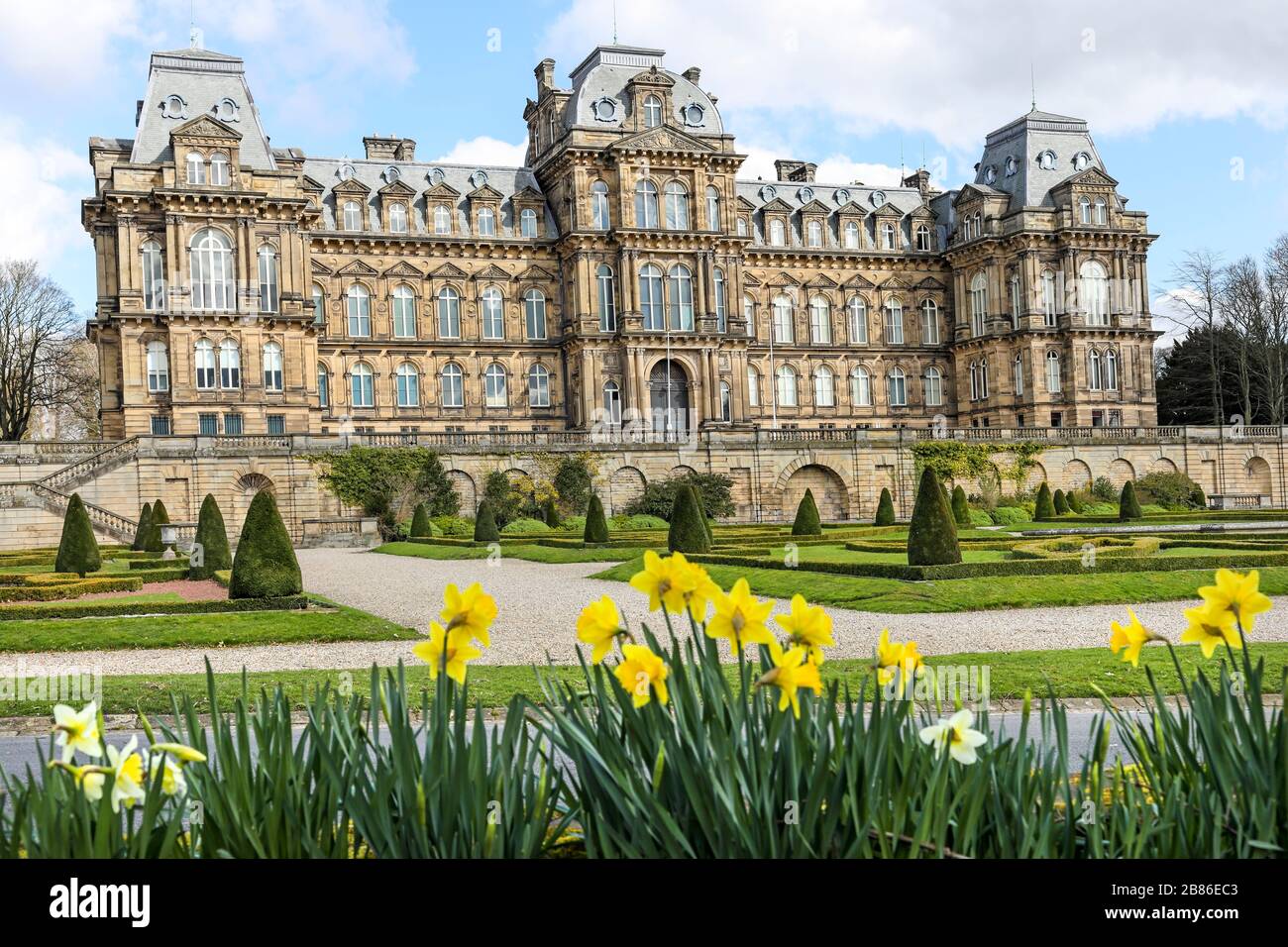 Museo de los Pitney Bowes, Teesdale, condado de Durham, Reino Unido. 20 de marzo de 2020. El tiempo en Reino Unido. A pesar del cálido sol de primavera y las bonitas flores de primavera, los jardines del Museo de los alguistas casi estaban abandonados esta mañana. Mientras que el Museo, normalmente ocupado, está cerrado como resultado de los consejos de Coronavirus emitidos por el Gobierno, los terrenos permanecen abiertos para cualquier persona que quiera obtener aire fresco y hacer ejercicio. Crédito: David Forster/Alamy Live News Foto de stock